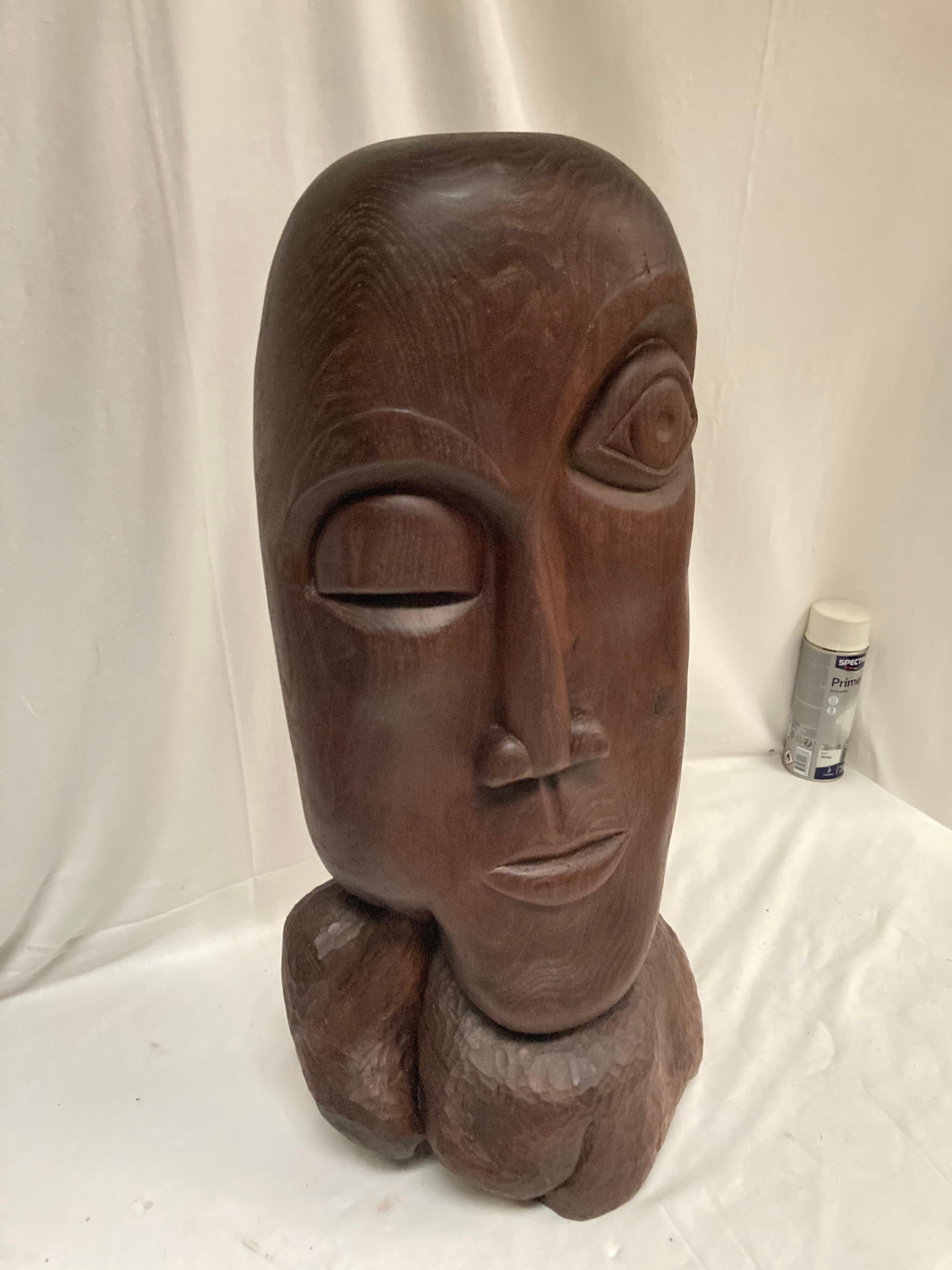 Escultura facial de roble tallado de 1970 Europeo en venta