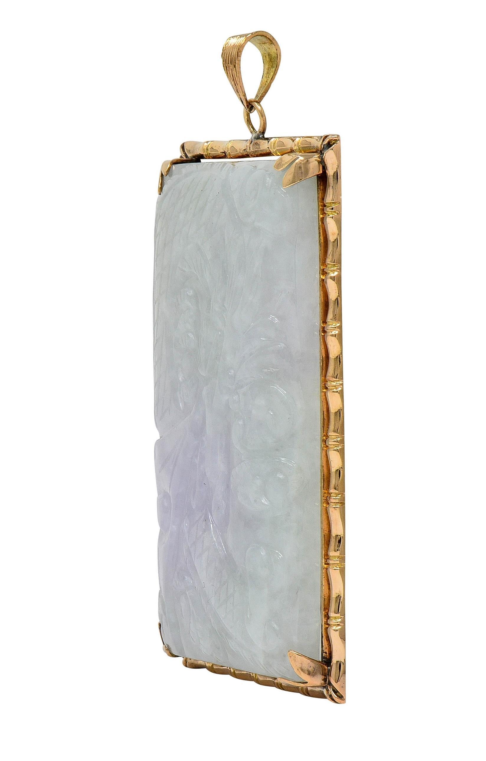 Au centre, une plaque de jade sculptée - d'une couleur pastel allant du vert très clair à la lavande.
Mesurant 33,5 x 54,0 mm - sculpté pour représenter un dragon stylisé
Avec son corps tourbillonnant, ses écailles hachurées et sa fumée
