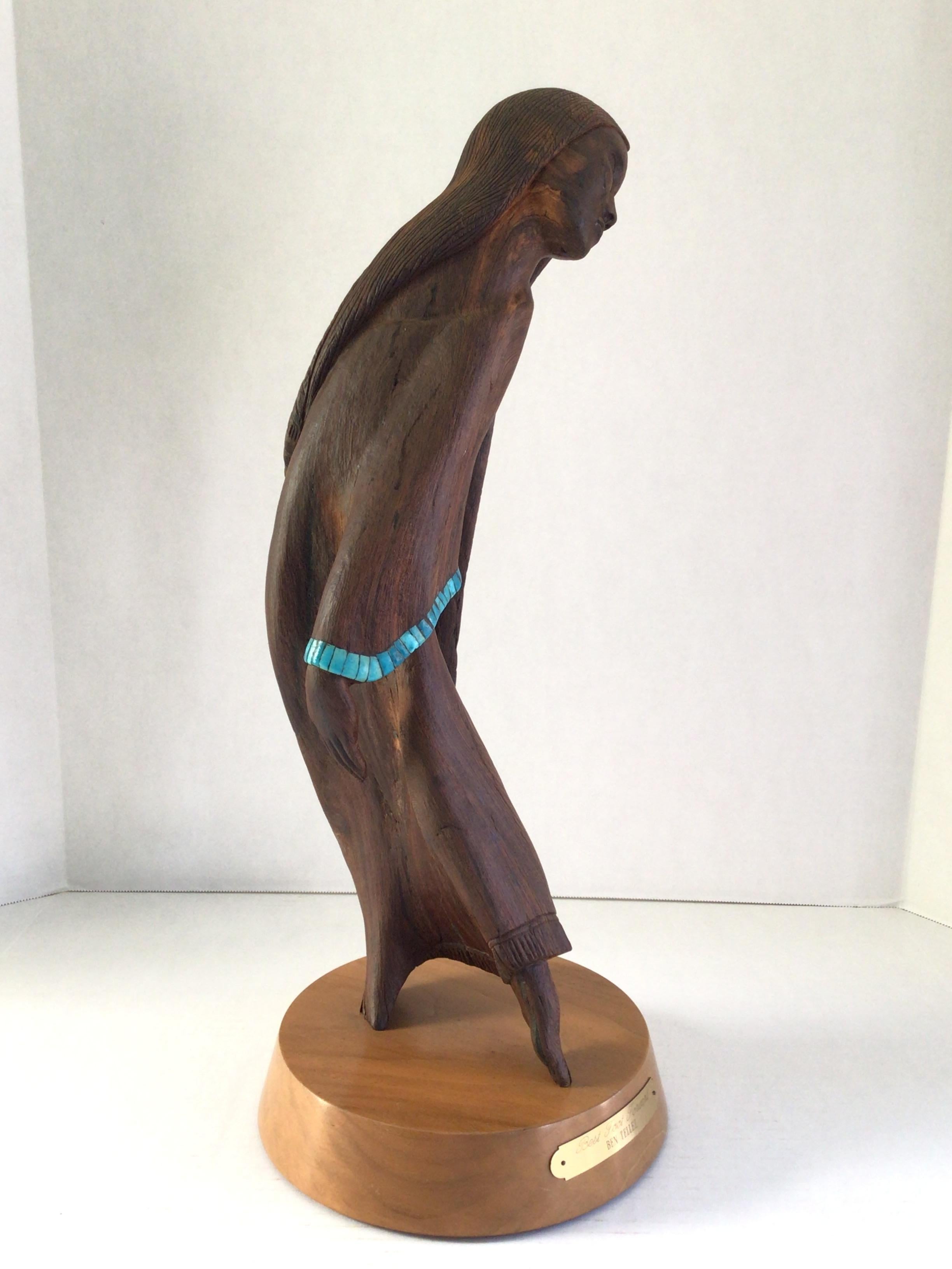 Scultura in legno di palissandro intagliato di donna nativa americana su base girevole
Pietra turchese e metallo 
NOME: Il miglior piede in avanti - Ben Tellez
Montato su una base girevole 
Targa in ottone
Base in Wood diversa dalla scultura
