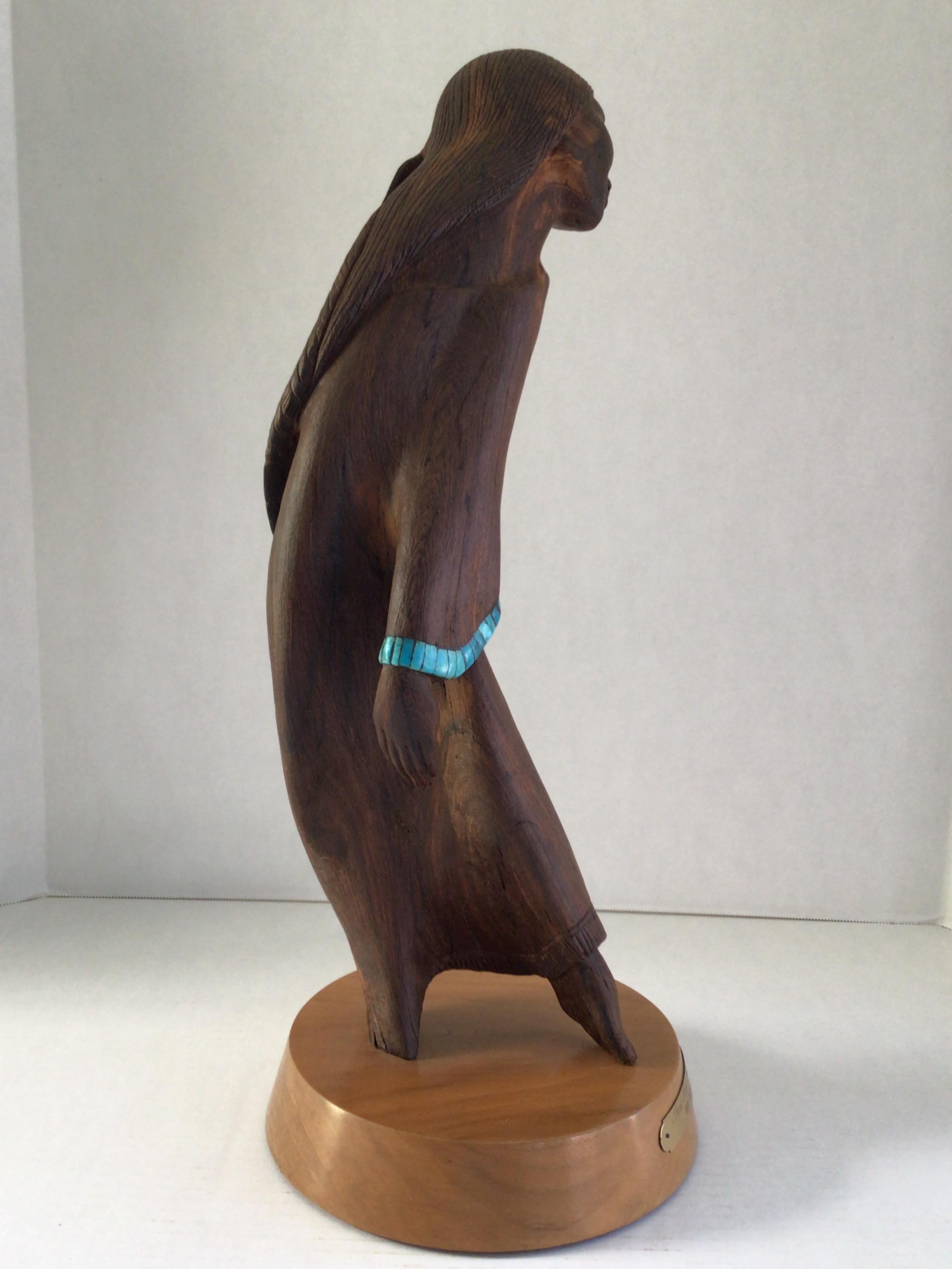 Intagliato a mano Scultura in palissandro intagliato del 1970 raffigurante una donna nativa americana su base girevole in vendita