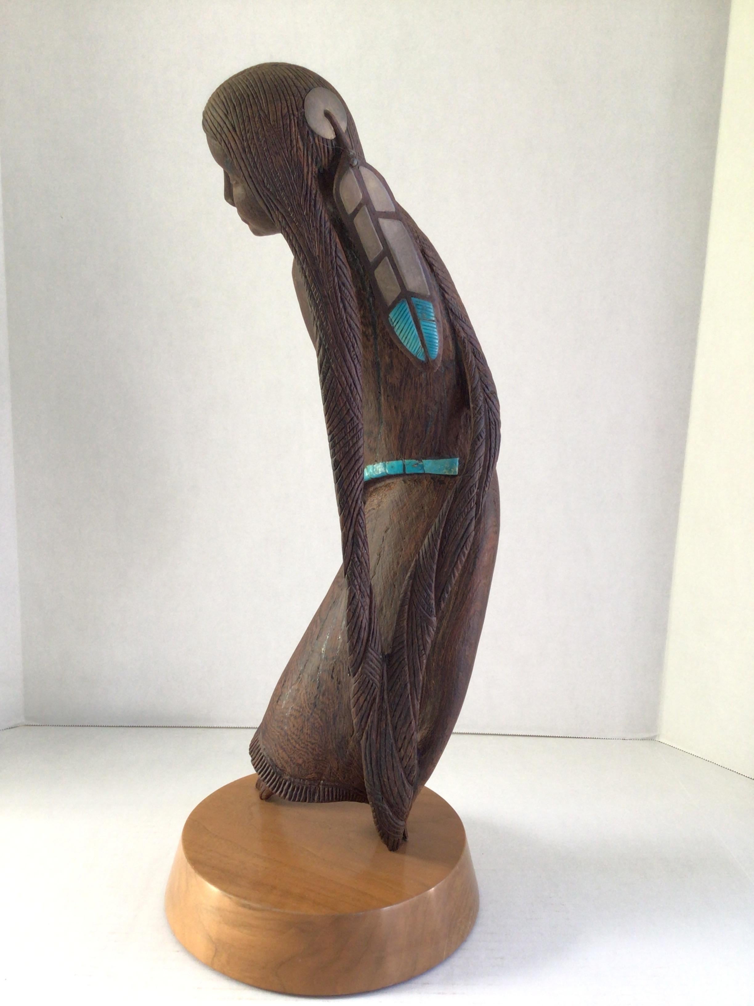 Scultura in palissandro intagliato del 1970 raffigurante una donna nativa americana su base girevole In condizioni buone in vendita a Tarrytown, NY