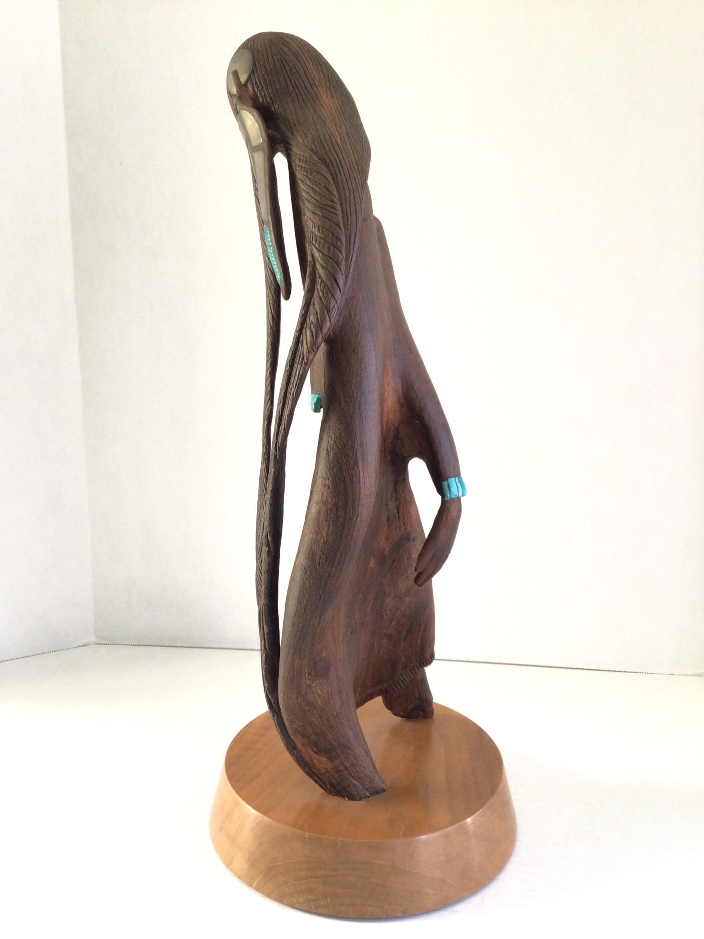 Fine XX secolo Scultura in palissandro intagliato del 1970 raffigurante una donna nativa americana su base girevole in vendita