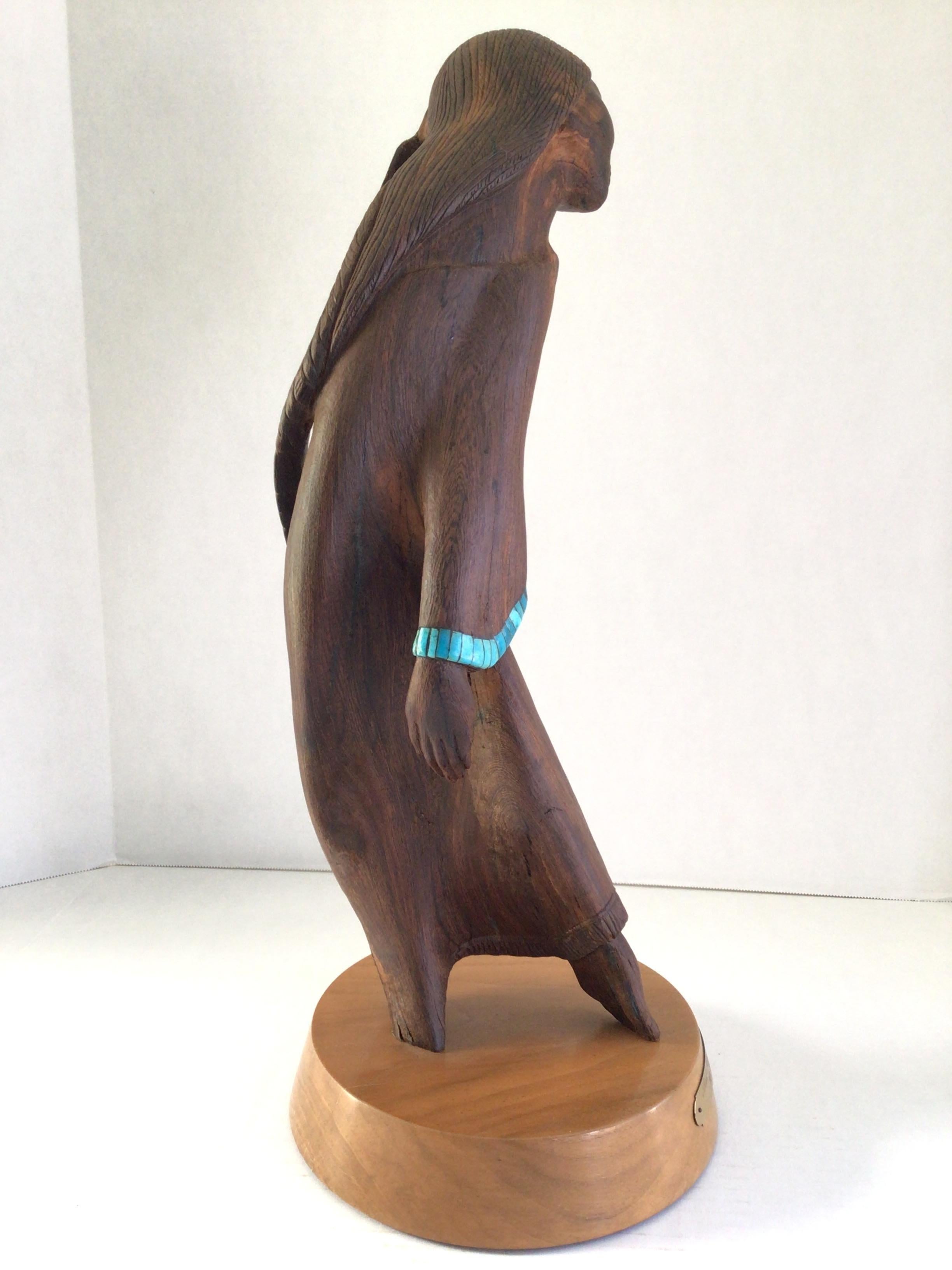 Pietra Scultura in palissandro intagliato del 1970 raffigurante una donna nativa americana su base girevole in vendita