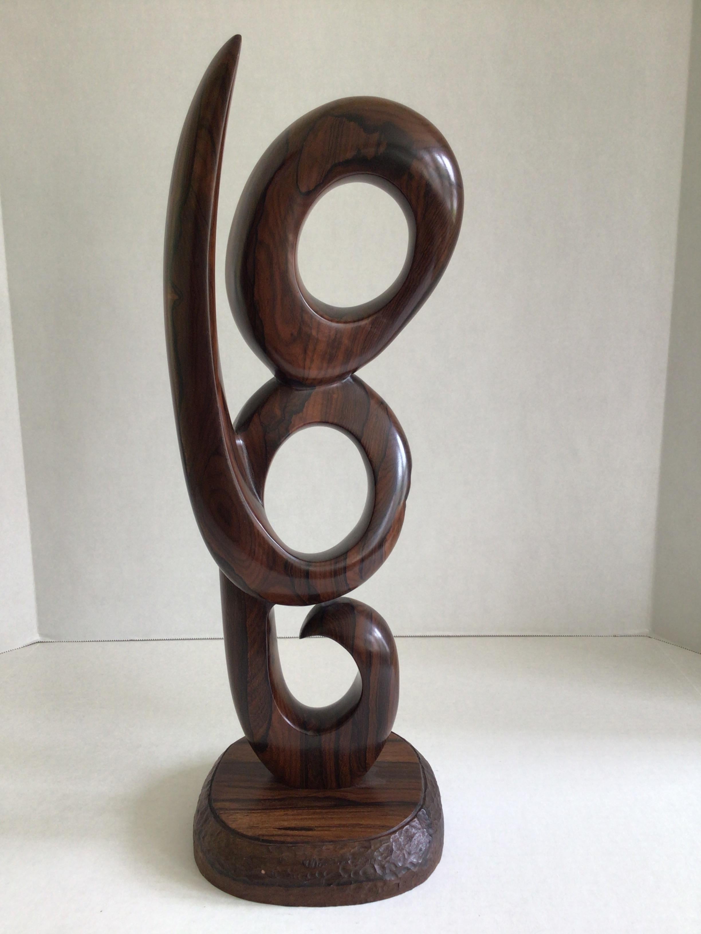 Sculpture en bois de rose sculpté des années 1970 sur socle en bois de rose
Petit éclat sur le dessous de la base (comme illustré)
