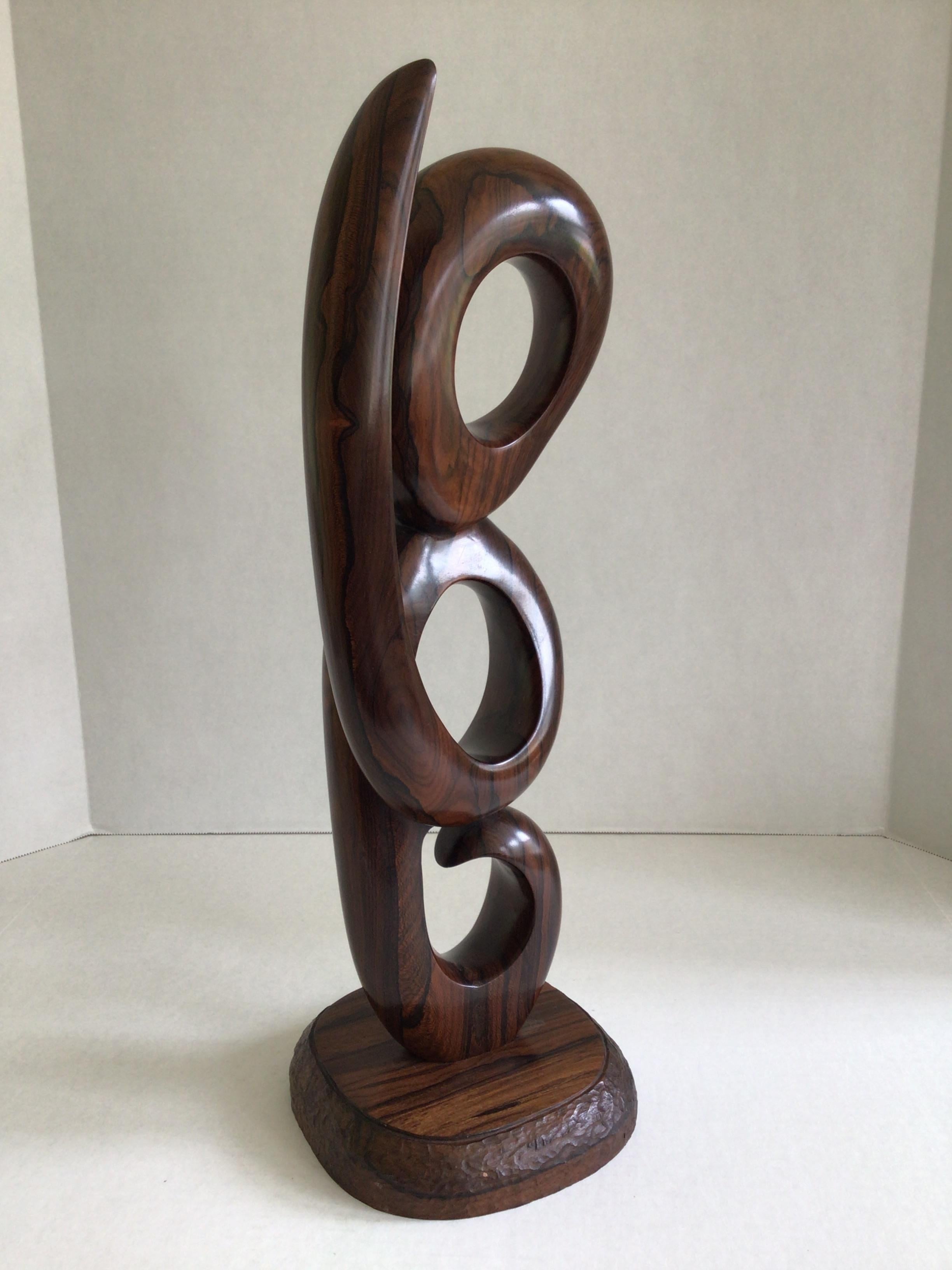 Moderne Sculpture en bois de rose sculpté des années 1970 sur socle en bois de rose en vente