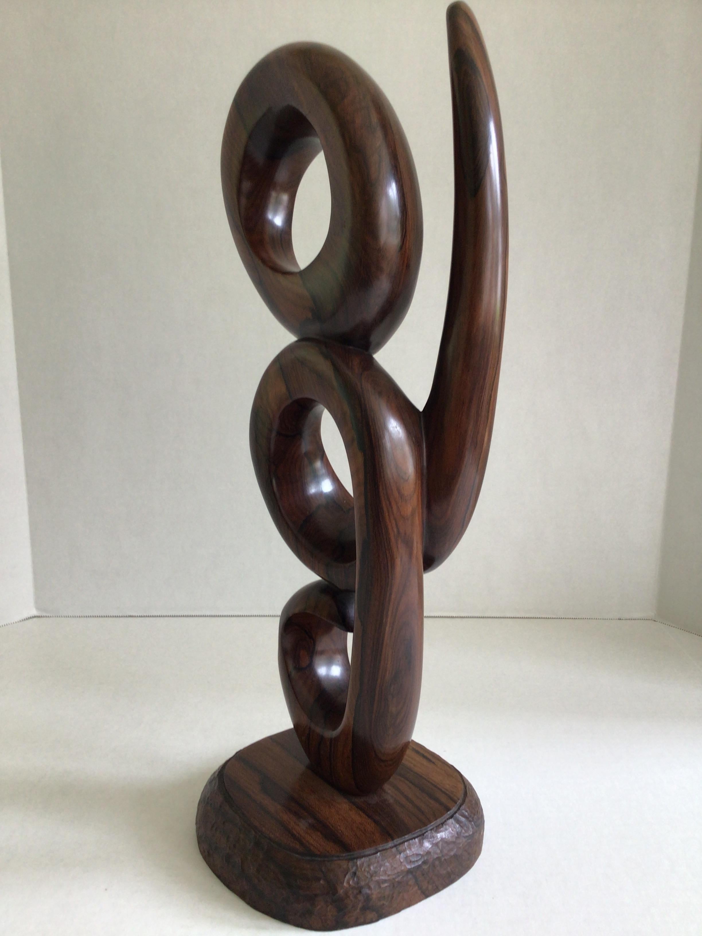 Bélizien Sculpture en bois de rose sculpté des années 1970 sur socle en bois de rose en vente