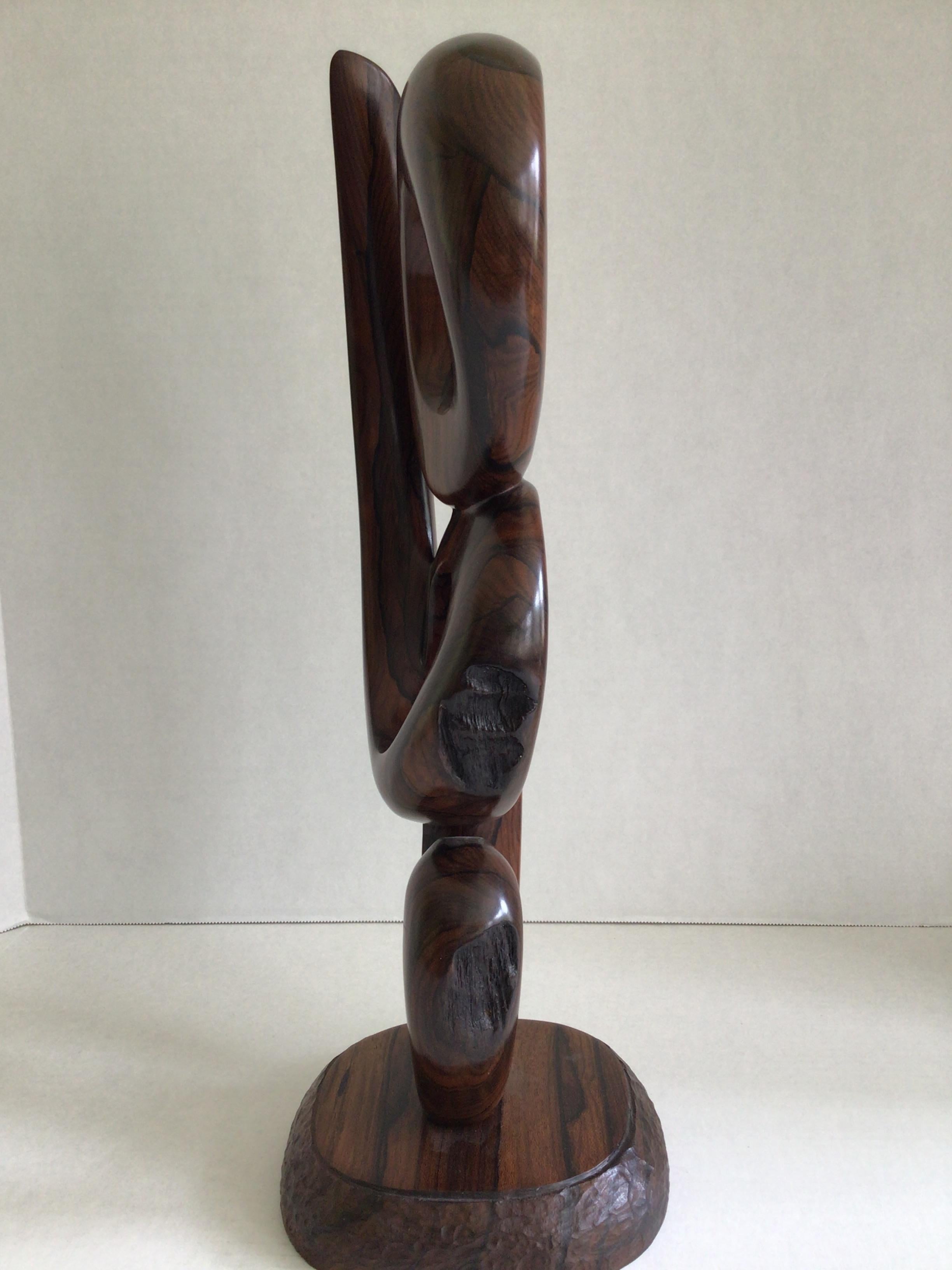 Sculpté à la main Sculpture en bois de rose sculpté des années 1970 sur socle en bois de rose en vente