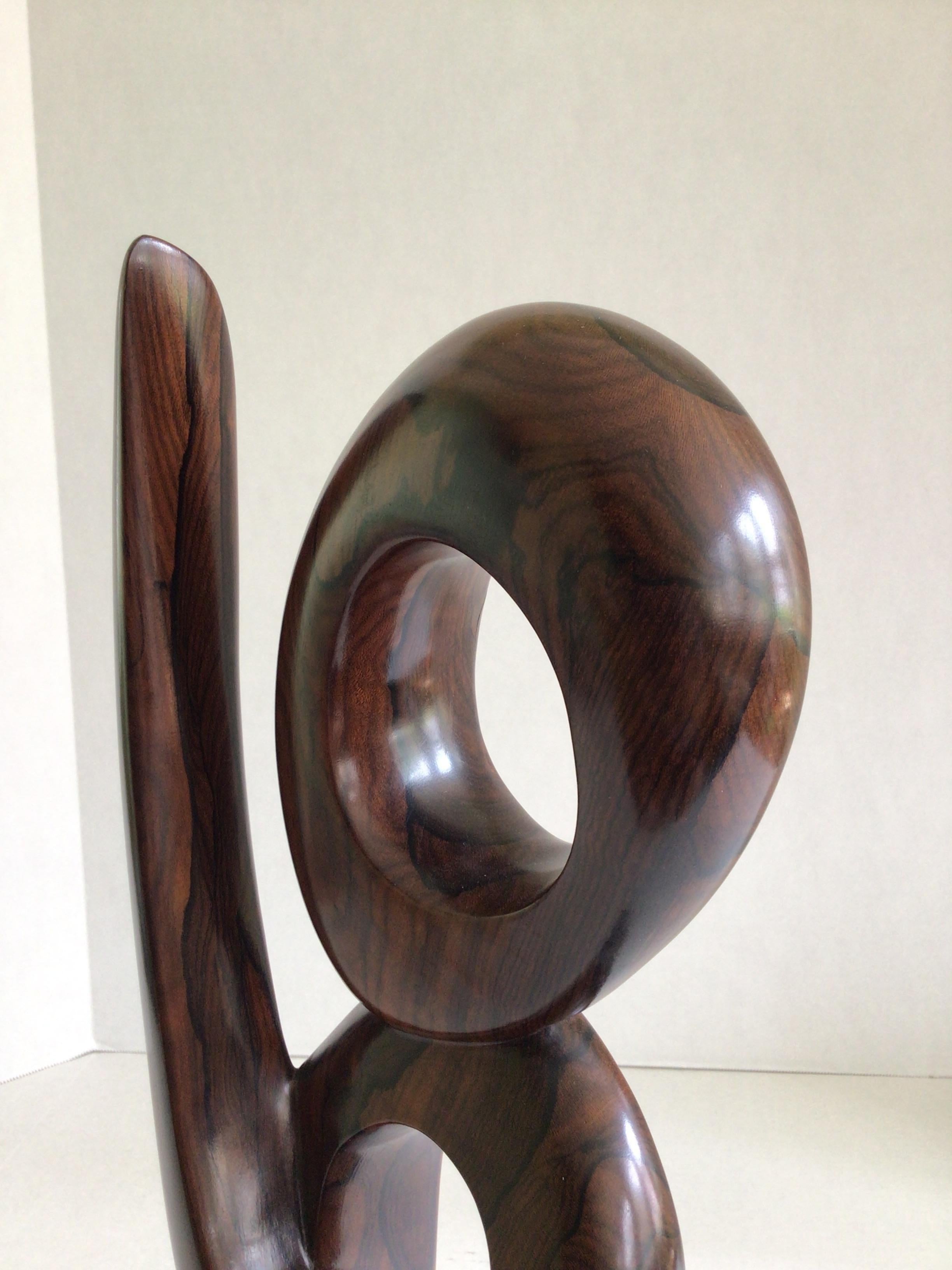 Sculpture en bois de rose sculpté des années 1970 sur socle en bois de rose Bon état - En vente à Tarrytown, NY