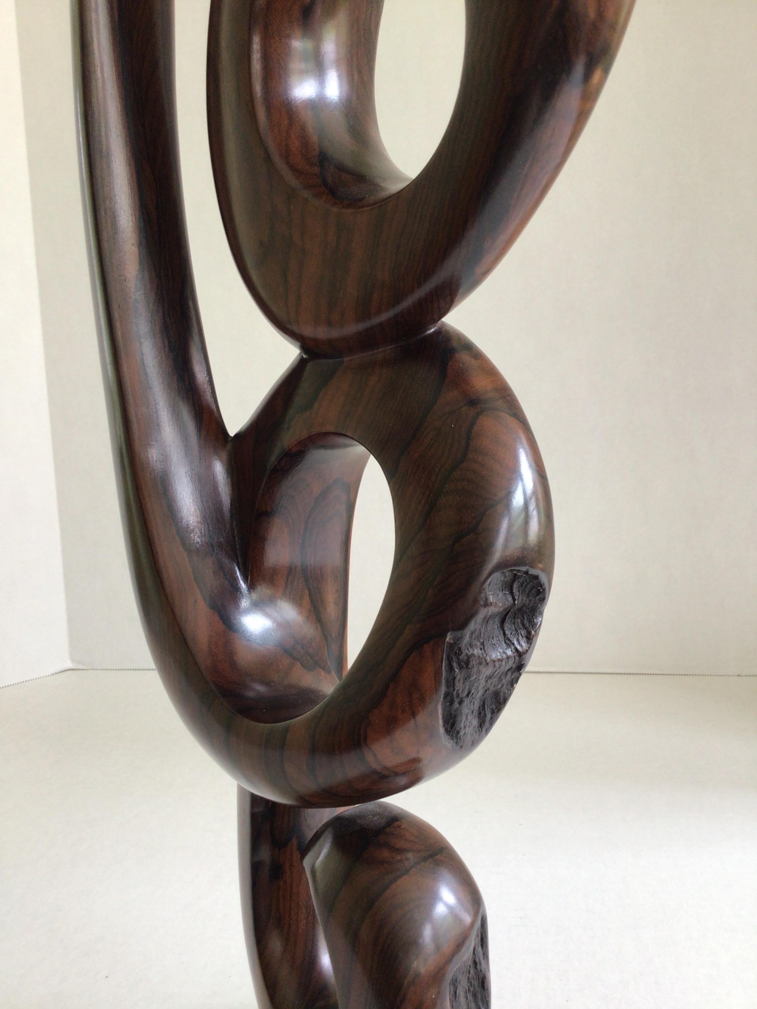 Fin du 20e siècle Sculpture en bois de rose sculpté des années 1970 sur socle en bois de rose en vente