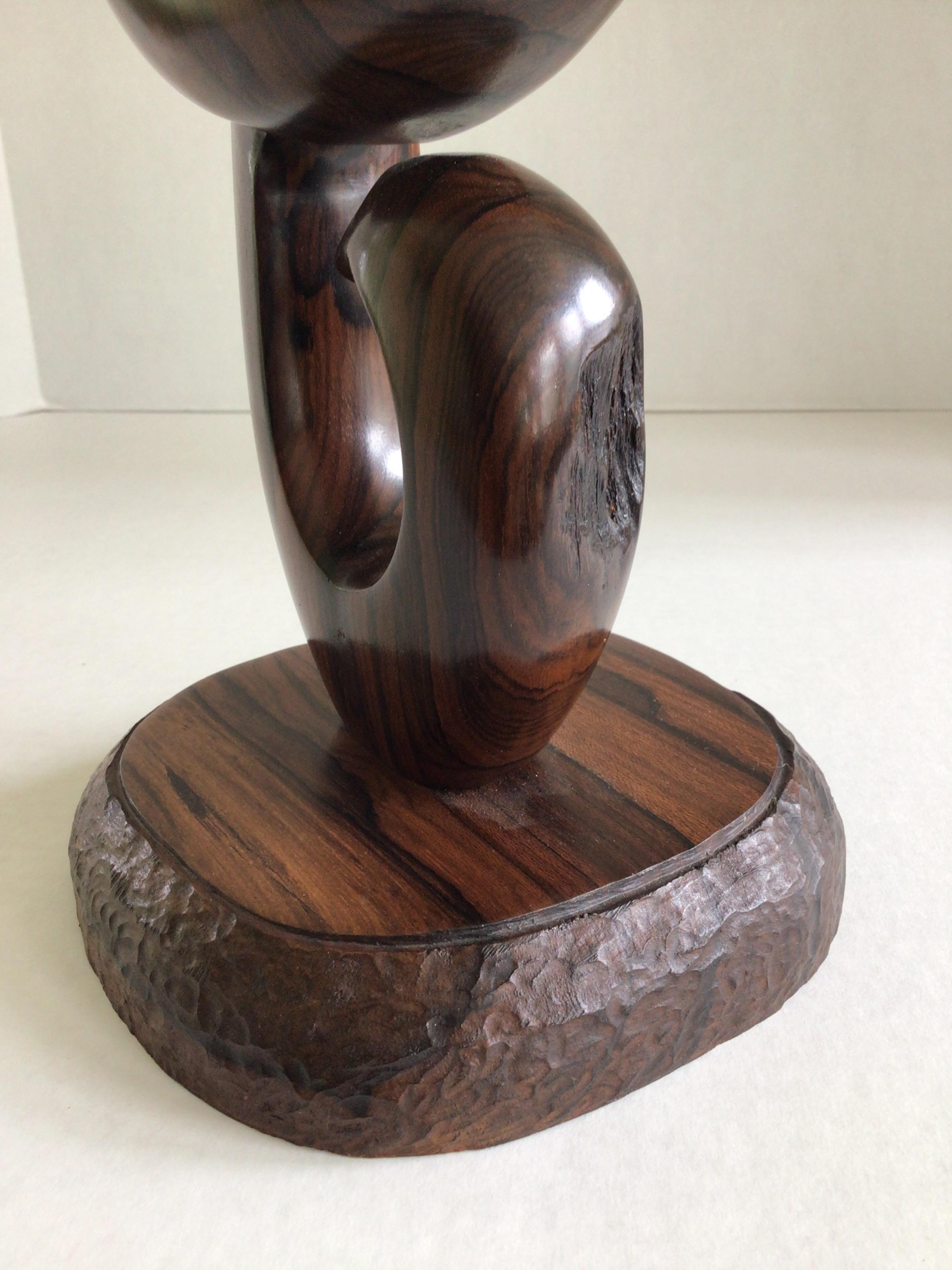 Bois de rose Sculpture en bois de rose sculpté des années 1970 sur socle en bois de rose en vente