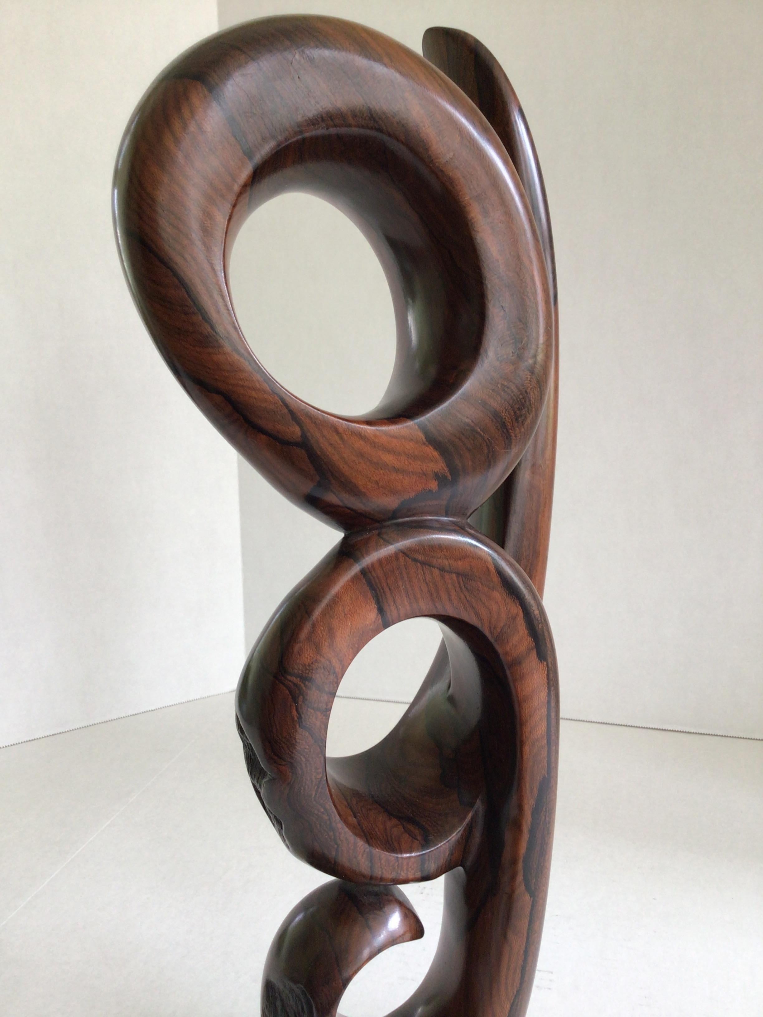 Sculpture en bois de rose sculpté des années 1970 sur socle en bois de rose en vente 1