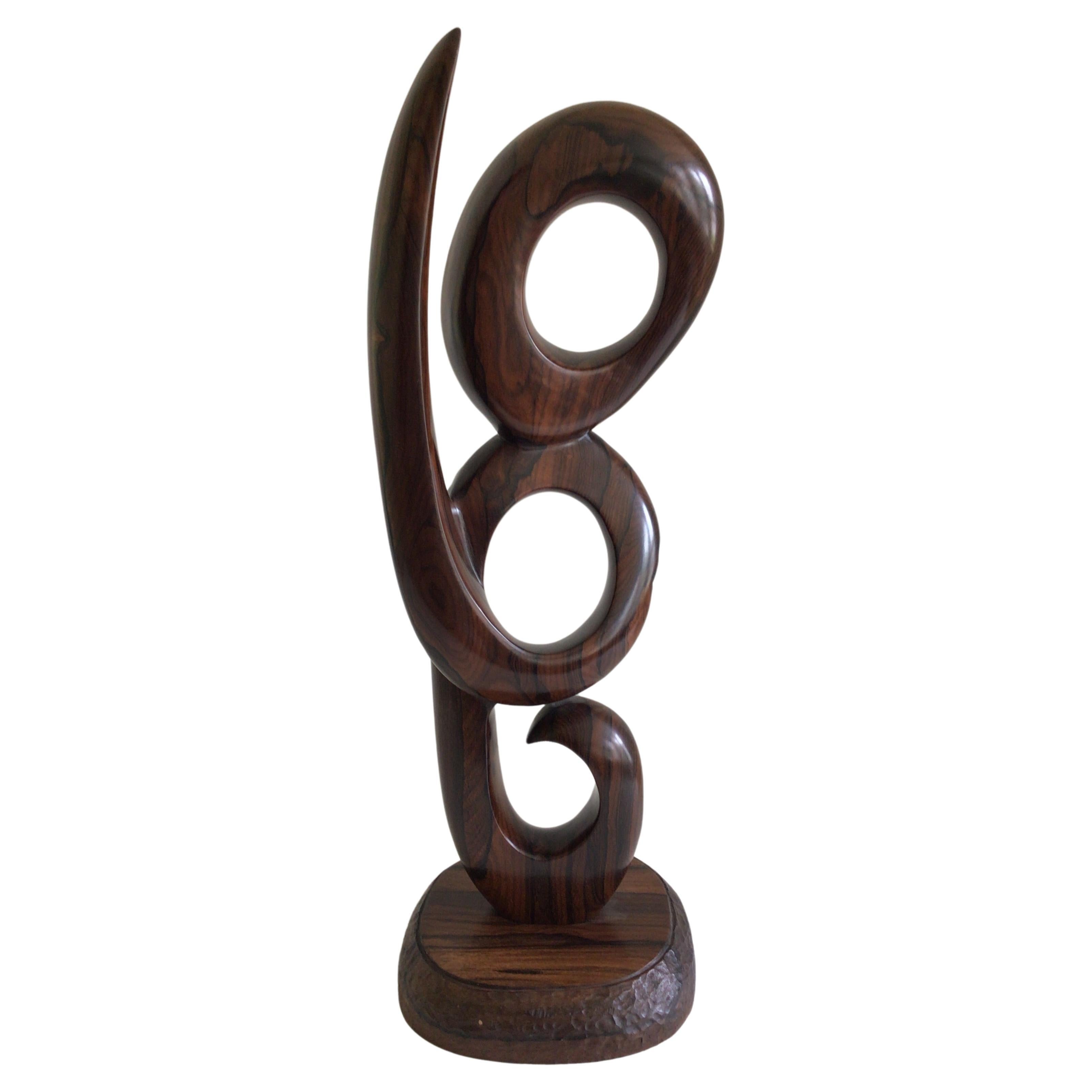 Sculpture en bois de rose sculpté des années 1970 sur socle en bois de rose en vente