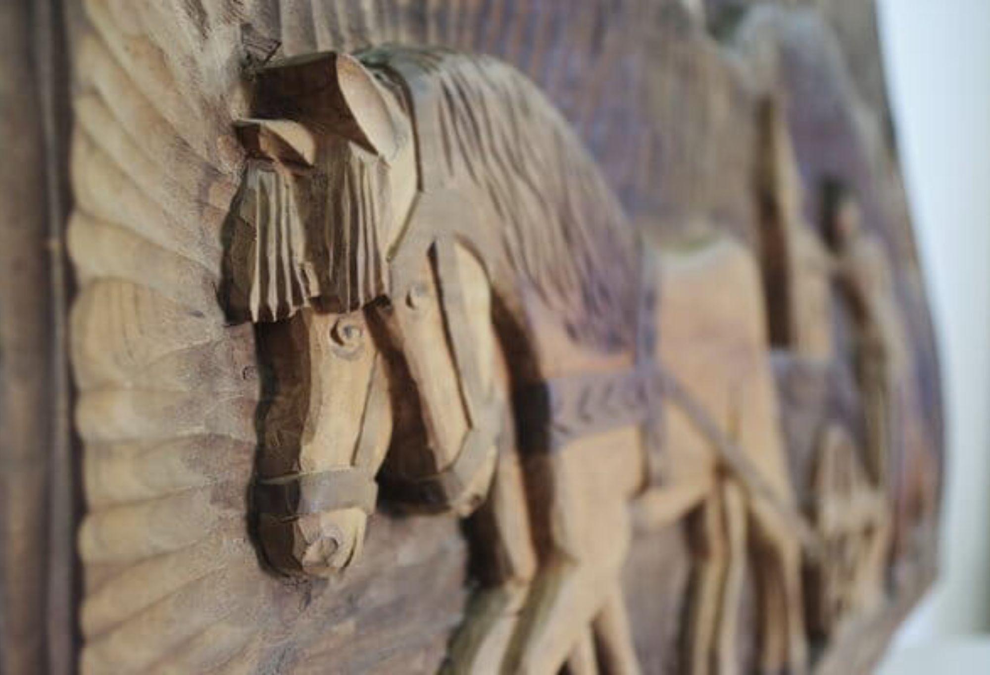 panneau décoratif en noyer sculpté des années 1970 - Une pièce d'artisanat intemporelle en vente 5
