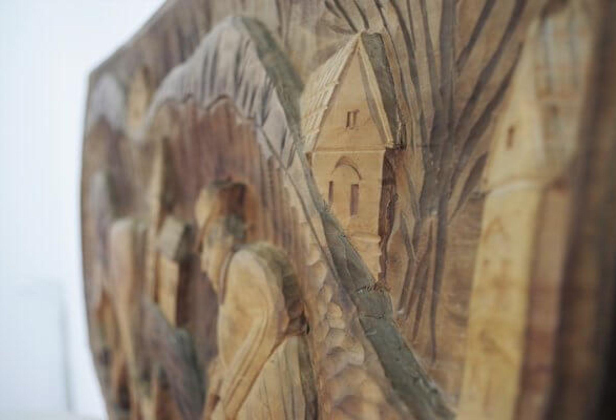 panneau décoratif en noyer sculpté des années 1970 - Une pièce d'artisanat intemporelle en vente 6