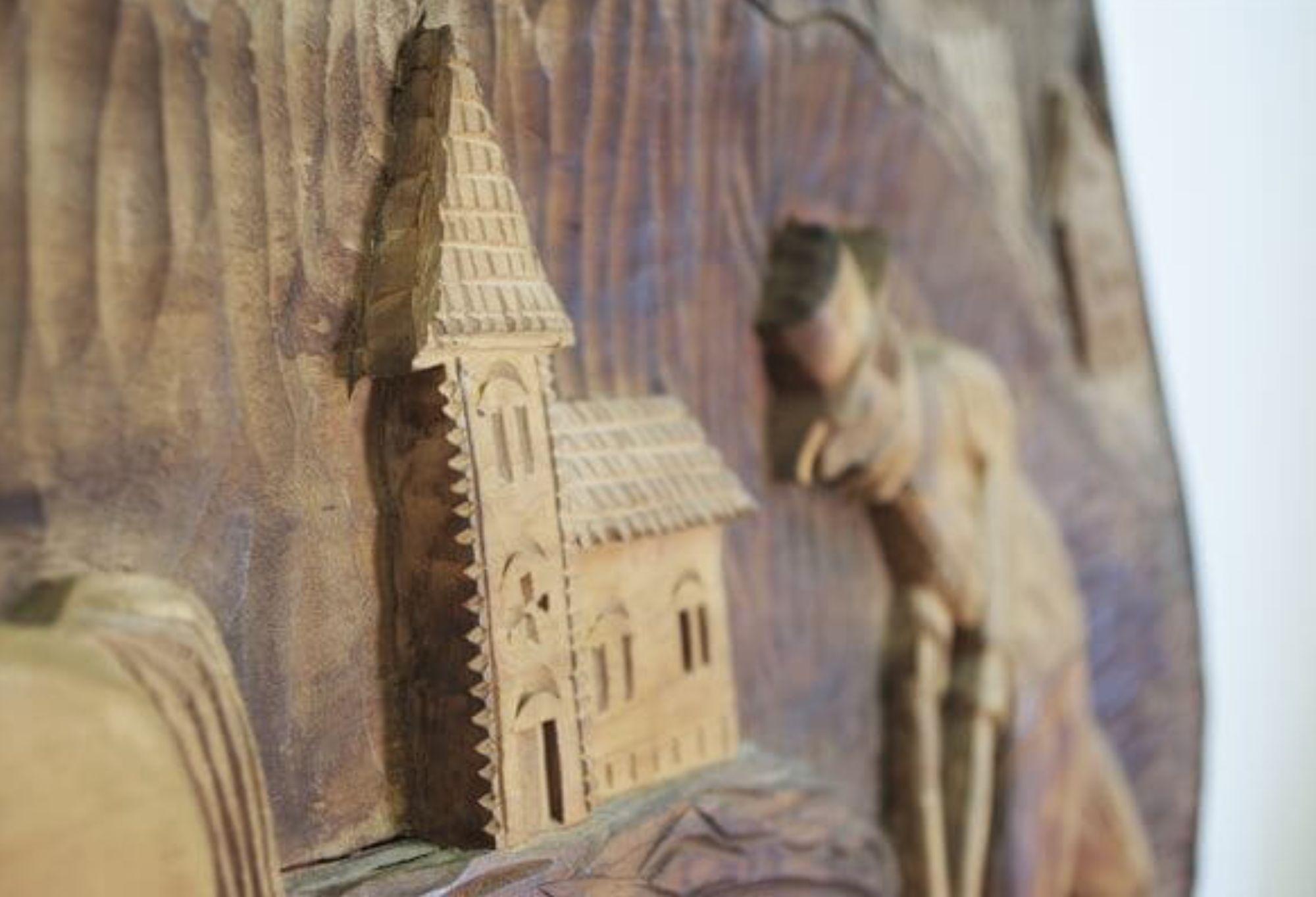 panneau décoratif en noyer sculpté des années 1970 - Une pièce d'artisanat intemporelle en vente 9