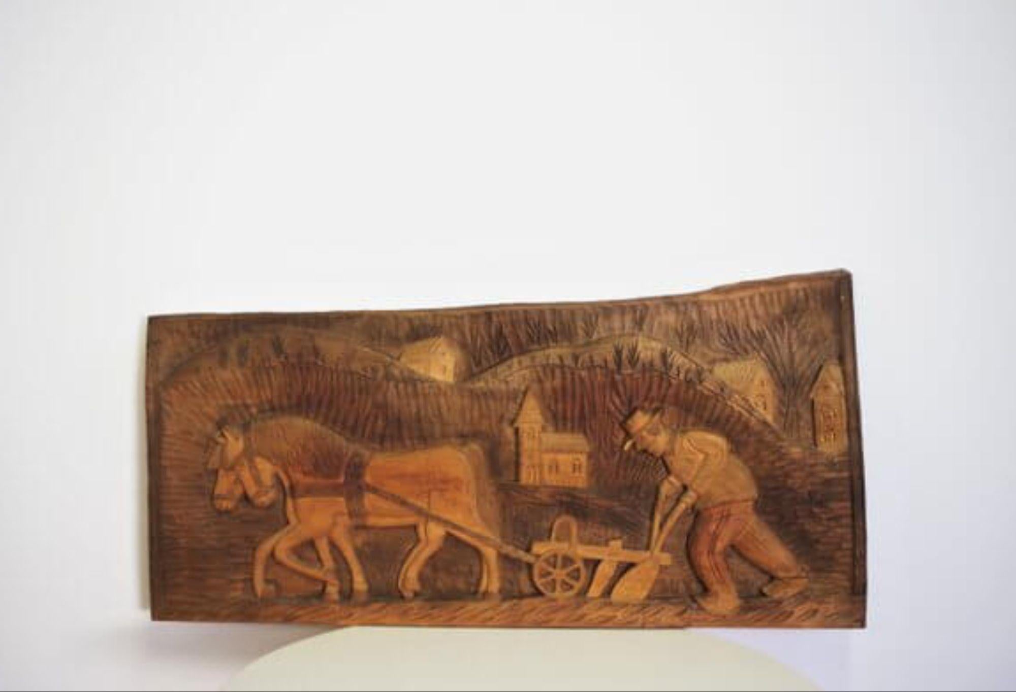 panneau décoratif en noyer sculpté des années 1970 - Une pièce d'artisanat intemporelle Bon état - En vente à Manzano, IT