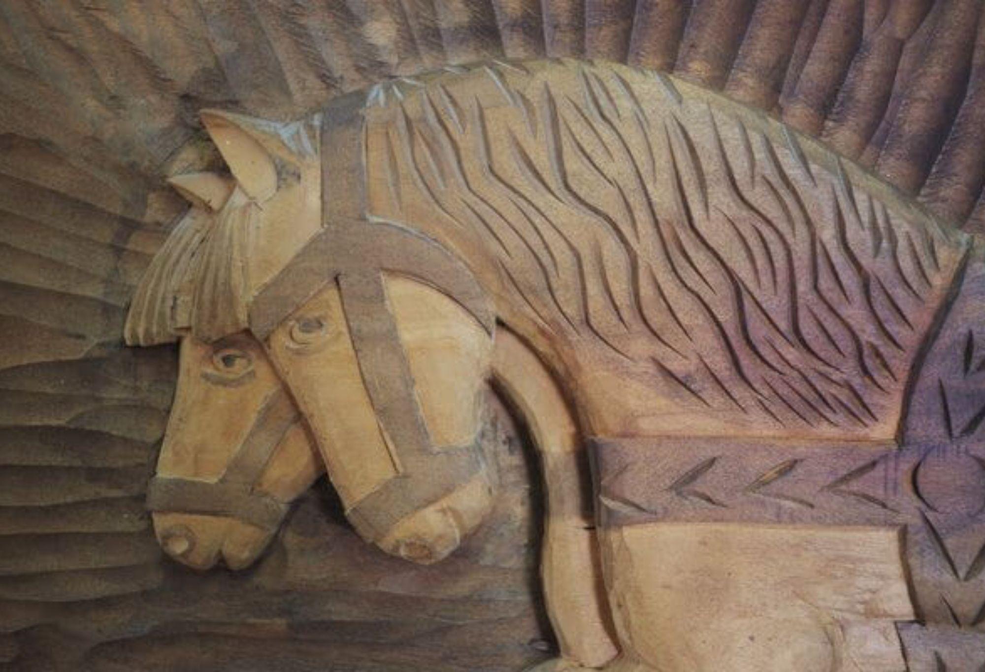 panneau décoratif en noyer sculpté des années 1970 - Une pièce d'artisanat intemporelle en vente 3