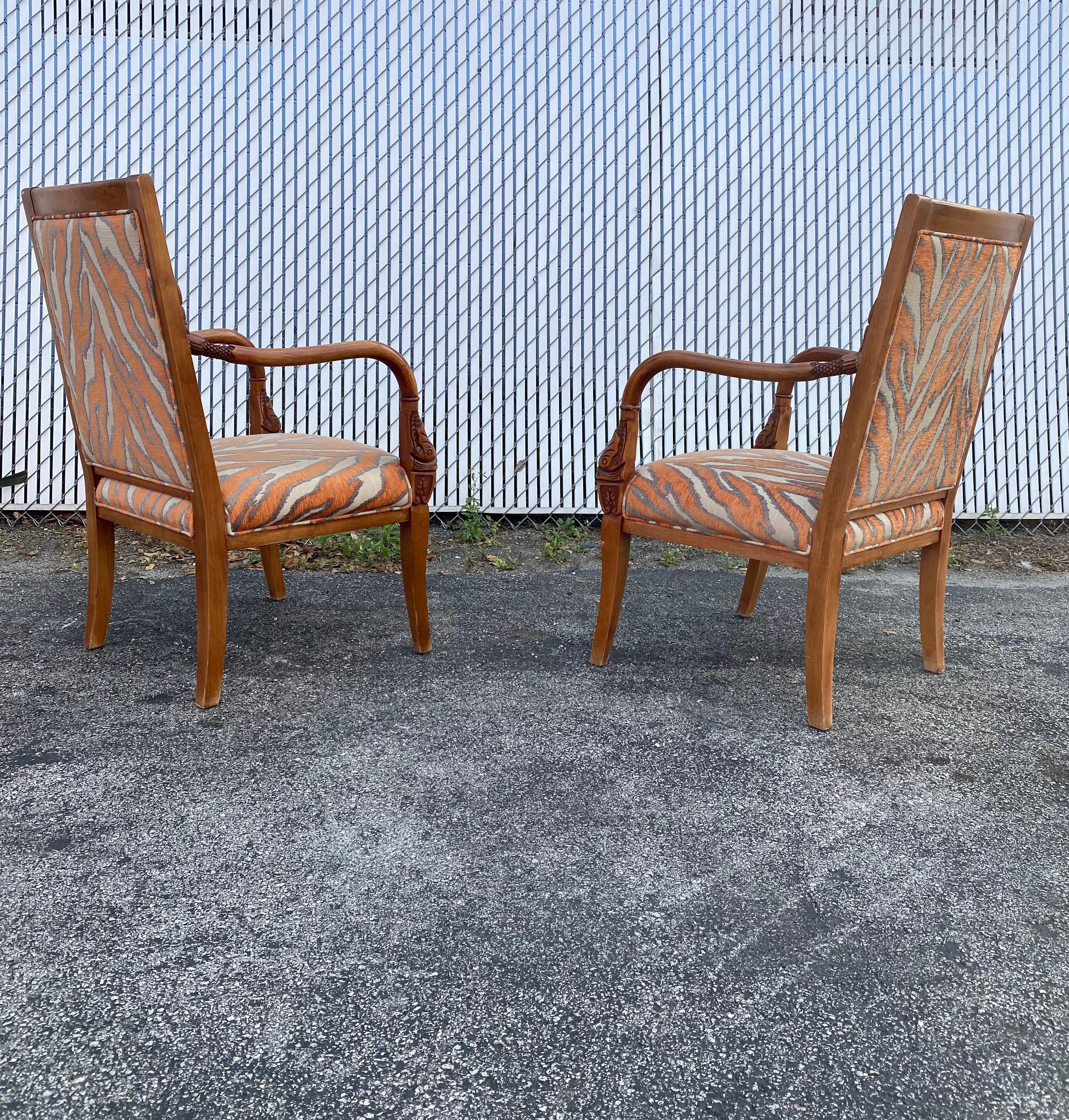 Satz von 3 geschnitzten Holzstühlen und Ottomane aus gebogenem Holz mit goldenem Fischzebra, 1970er Jahre im Zustand „Gut“ im Angebot in Fort Lauderdale, FL