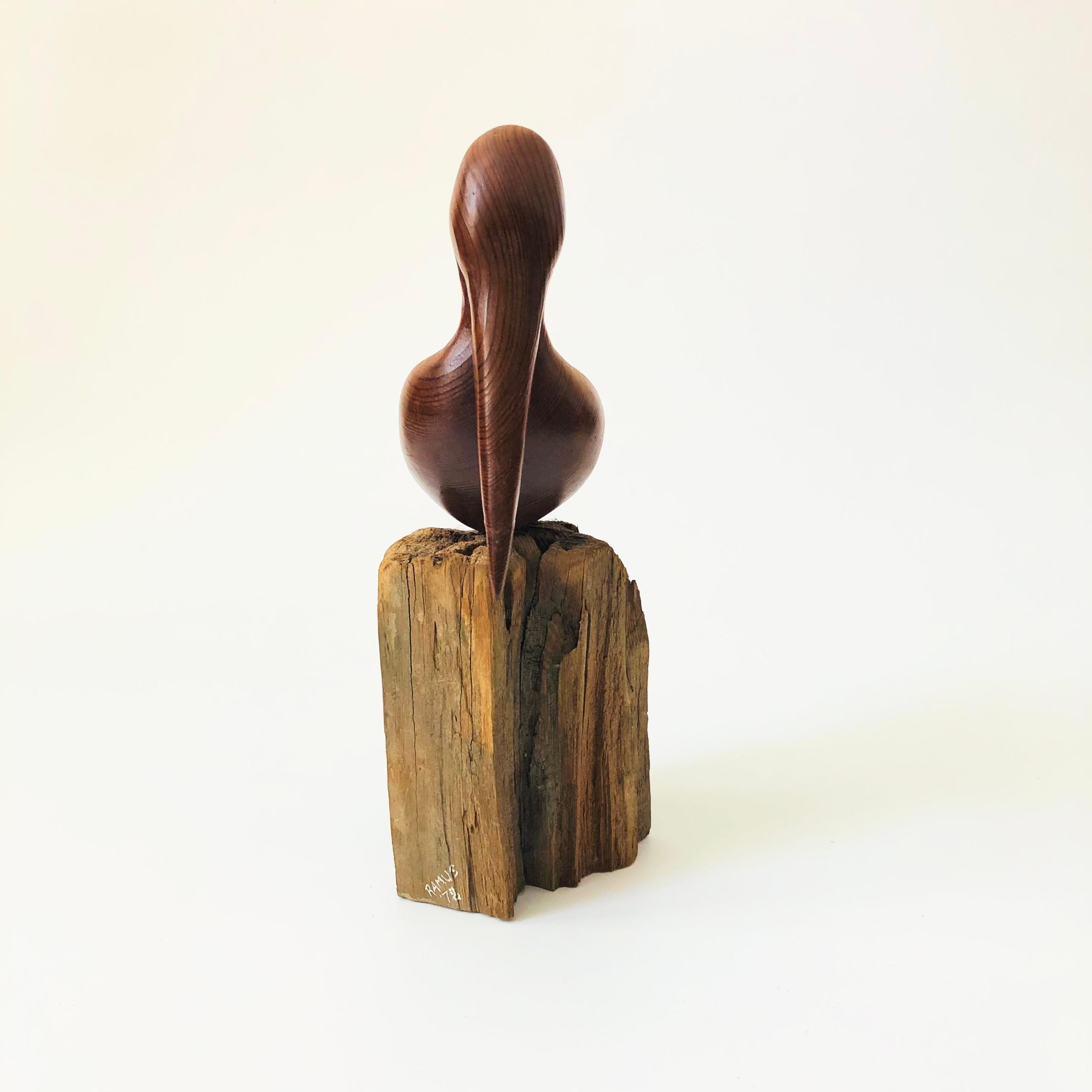Pélican en bois sculpté des années 1970 en vente 4