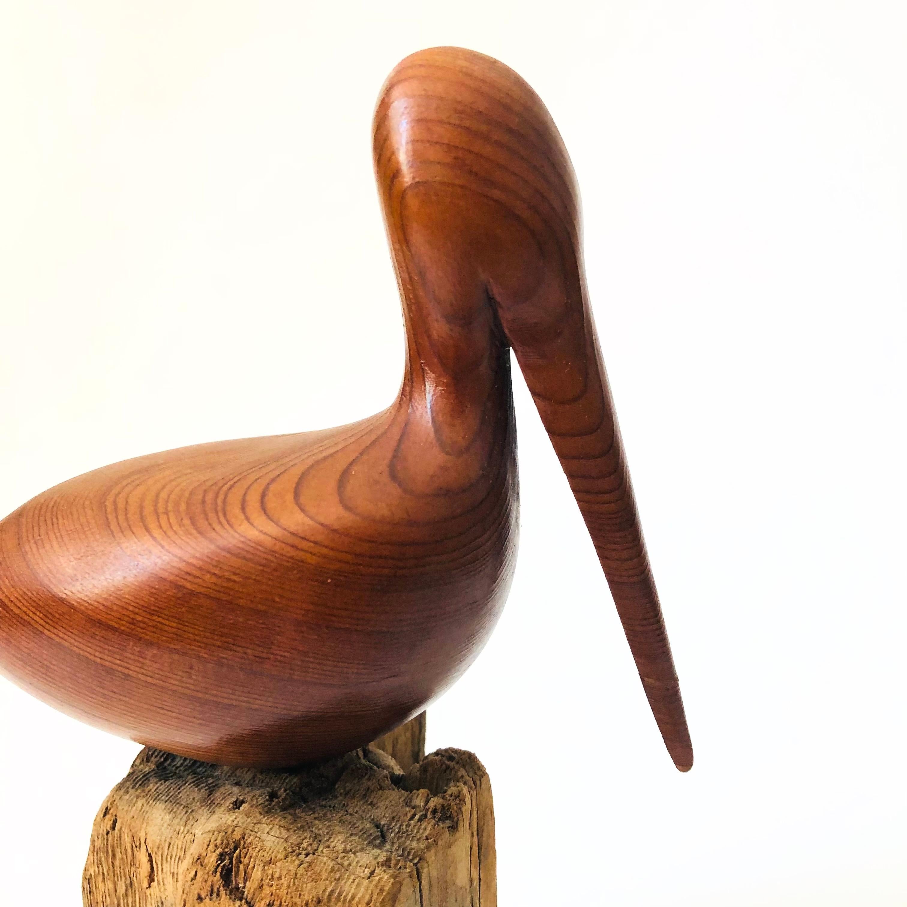 Pélican en bois sculpté des années 1970 en vente 1