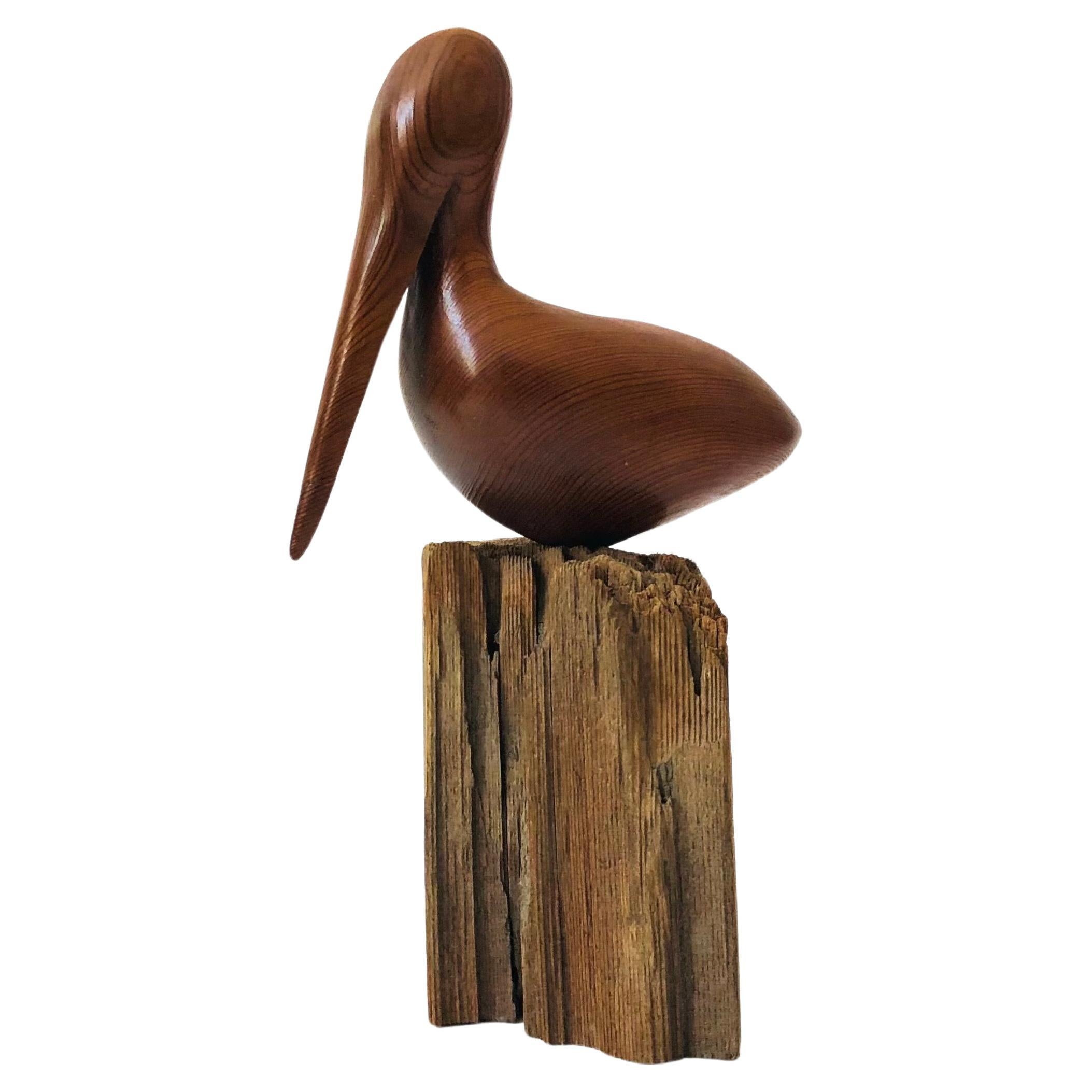 Pélican en bois sculpté des années 1970 en vente
