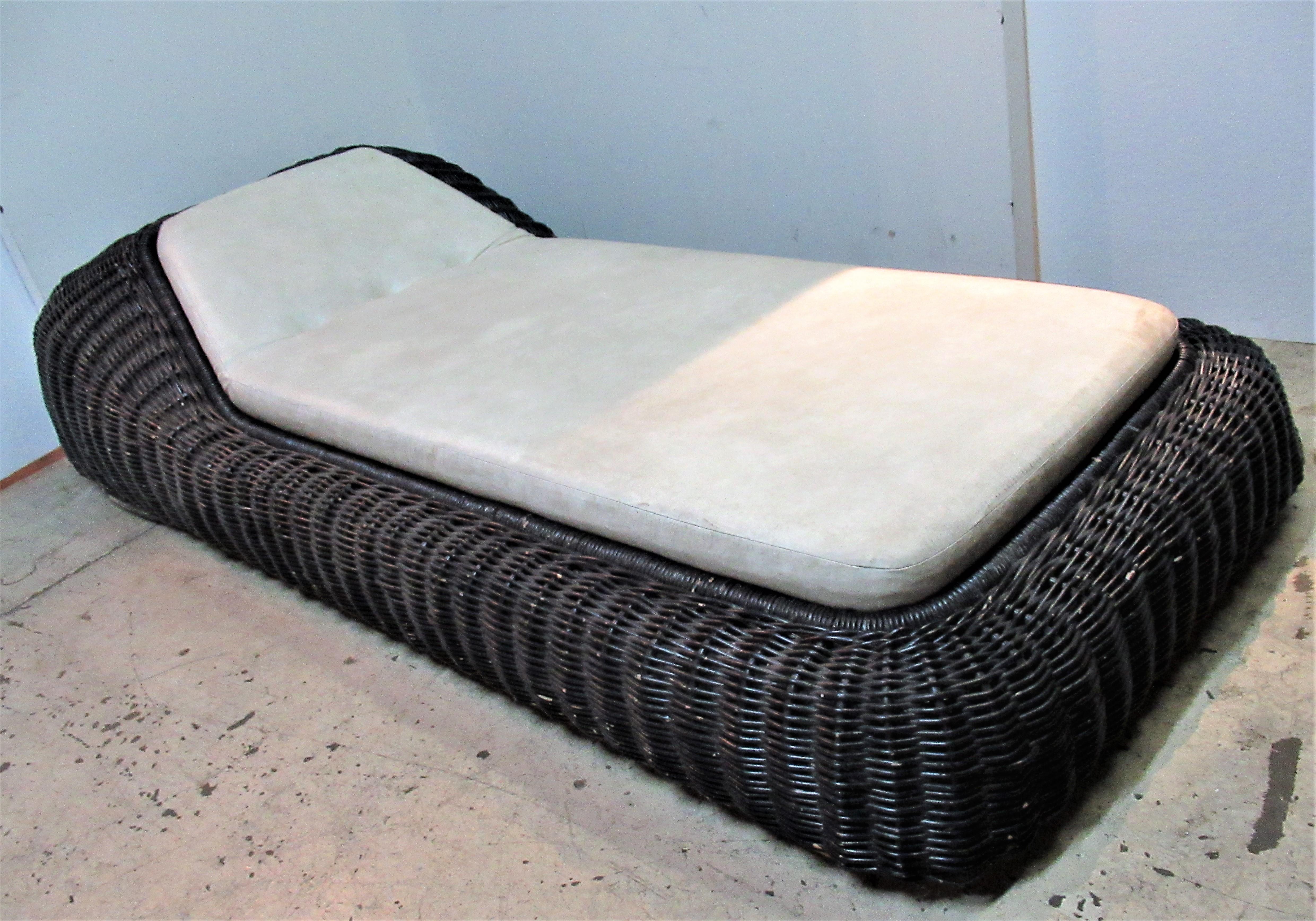 International Style    Vivai Del Sud Wicker Chaise Lounge, Italy 1970's For Sale