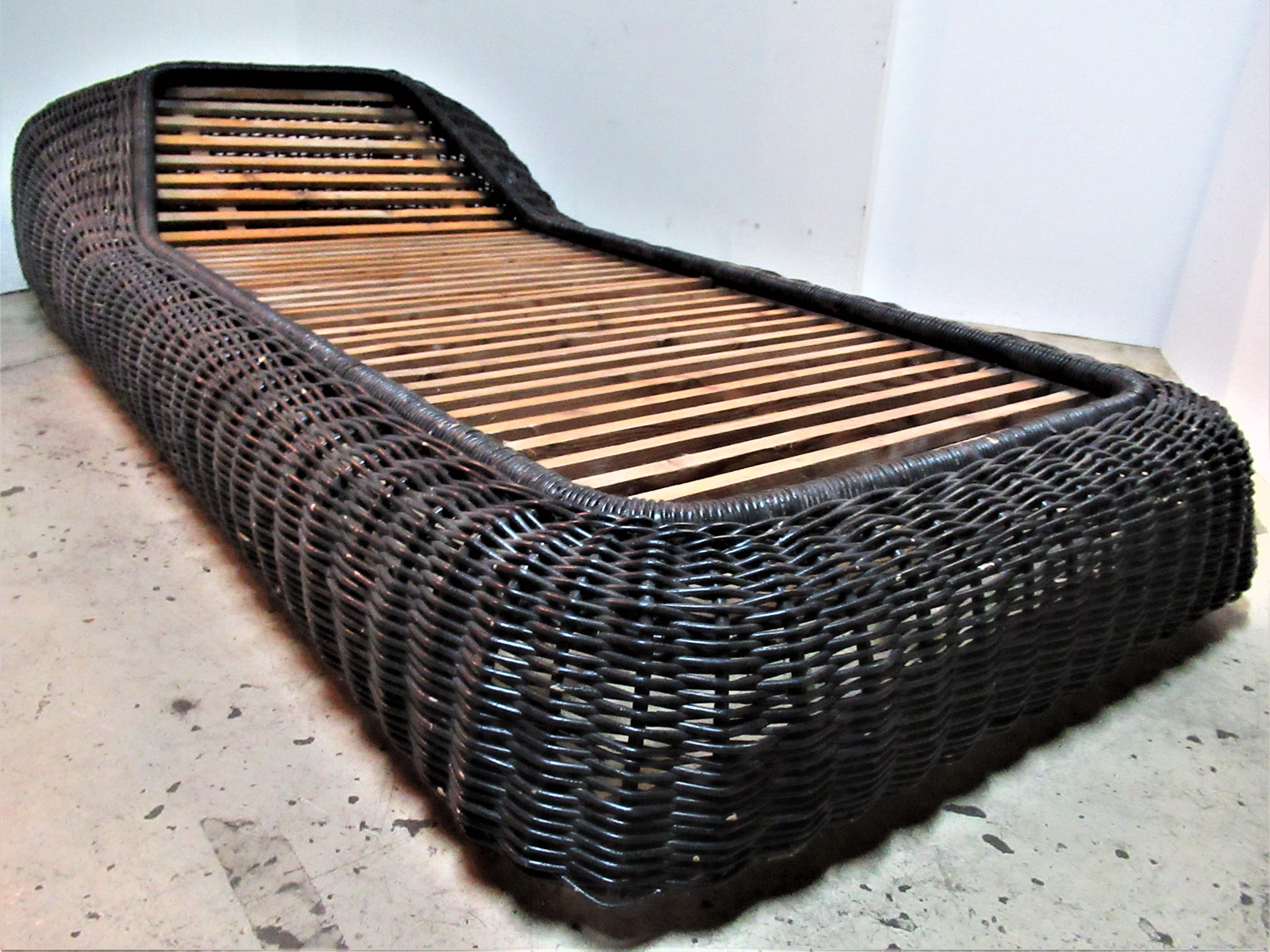    Vivai Del Sud Wicker Chaise Lounge, Italy 1970's In Good Condition For Sale In Rochester, NY