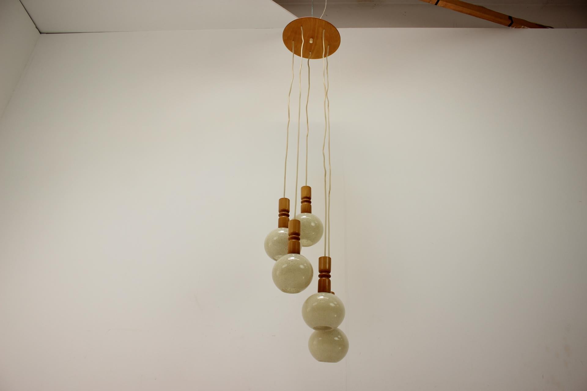 Lampadario a cascata anni '70 con paralumi in plastica, Cecoslovacchia in vendita 4