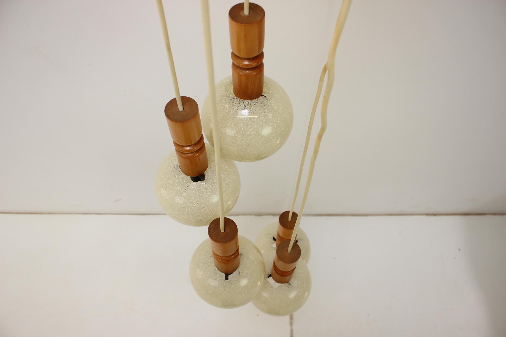 Lampadario a spirale in legno, regolabile in altezza, realizzato in Cecoslovacchia negli anni '70.
Realizzato in legno e plastica.
Buone condizioni originali con lievi segni d'uso
Pulito e lucidato.
