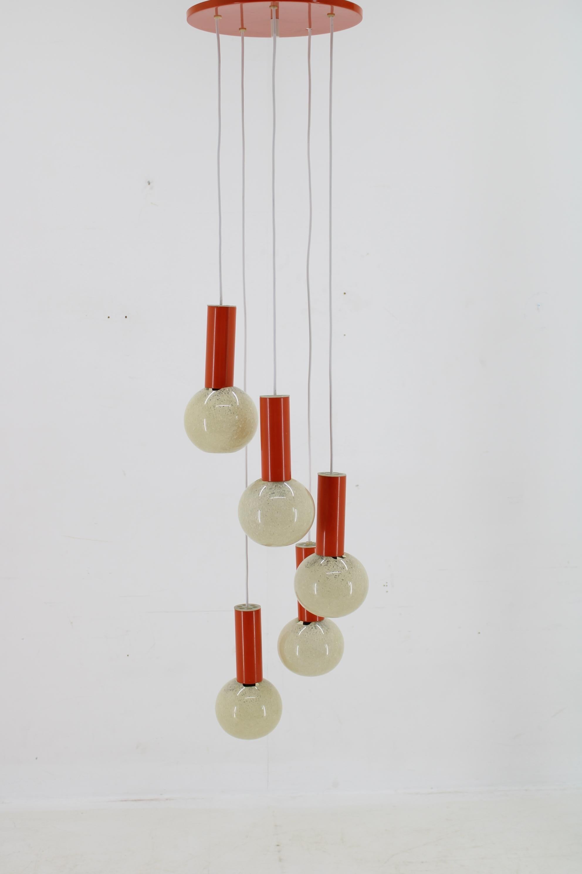 Mid-Century moderno Lampadario a cascata anni '70 con paralumi in plastica, Cecoslovacchia- in vendita