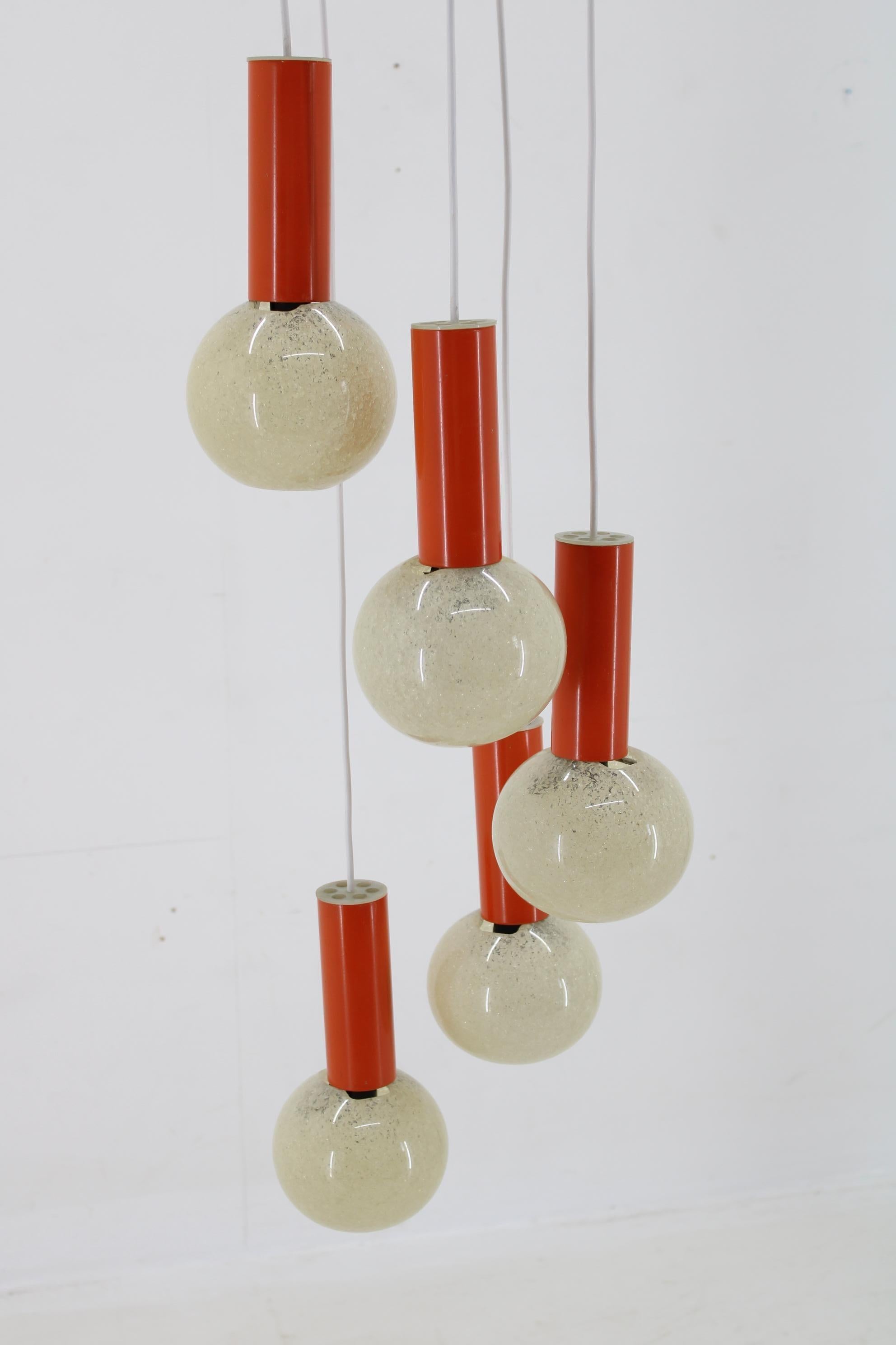 Lampadario a cascata anni '70 con paralumi in plastica, Cecoslovacchia- In condizioni buone in vendita a Praha, CZ