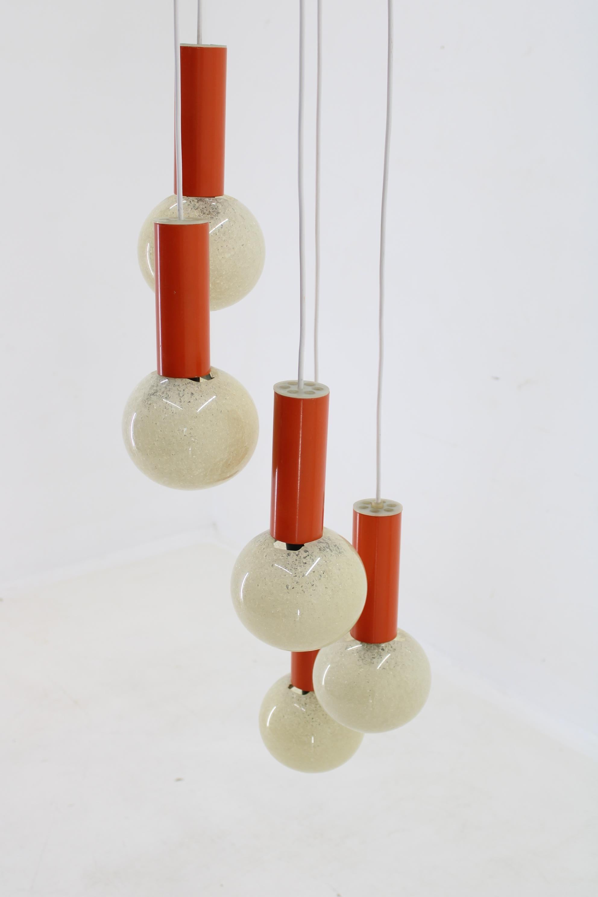 Fine XX secolo Lampadario a cascata anni '70 con paralumi in plastica, Cecoslovacchia- in vendita