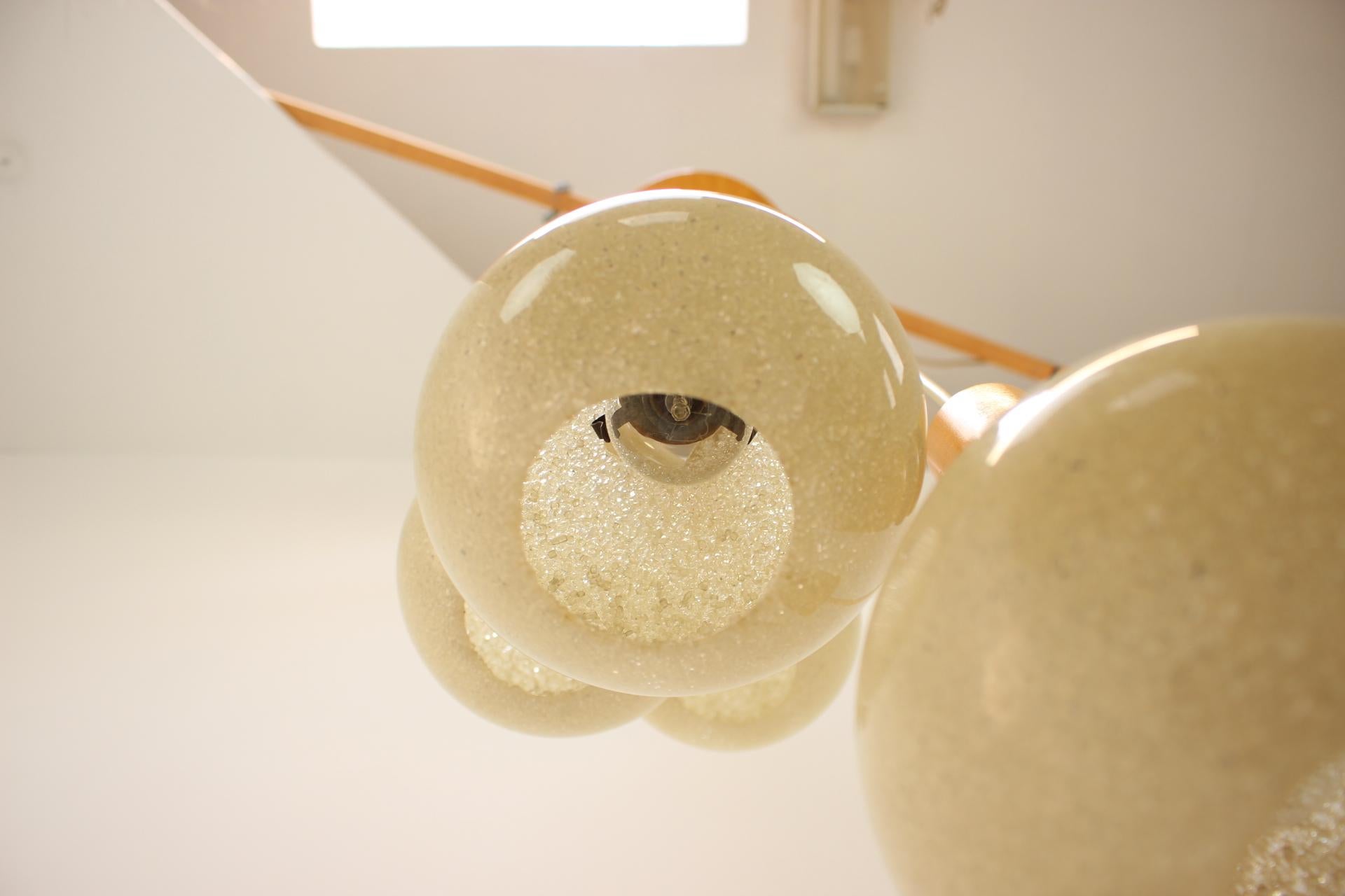 Fine XX secolo Lampadario a cascata anni '70 con paralumi in plastica, Cecoslovacchia in vendita