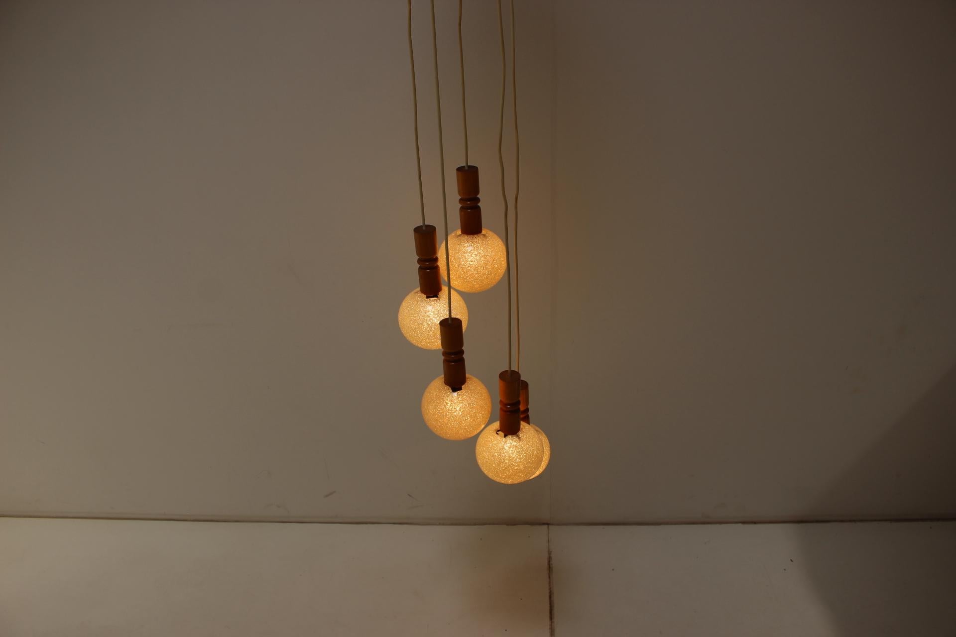 Lampadario a cascata anni '70 con paralumi in plastica, Cecoslovacchia in vendita 2