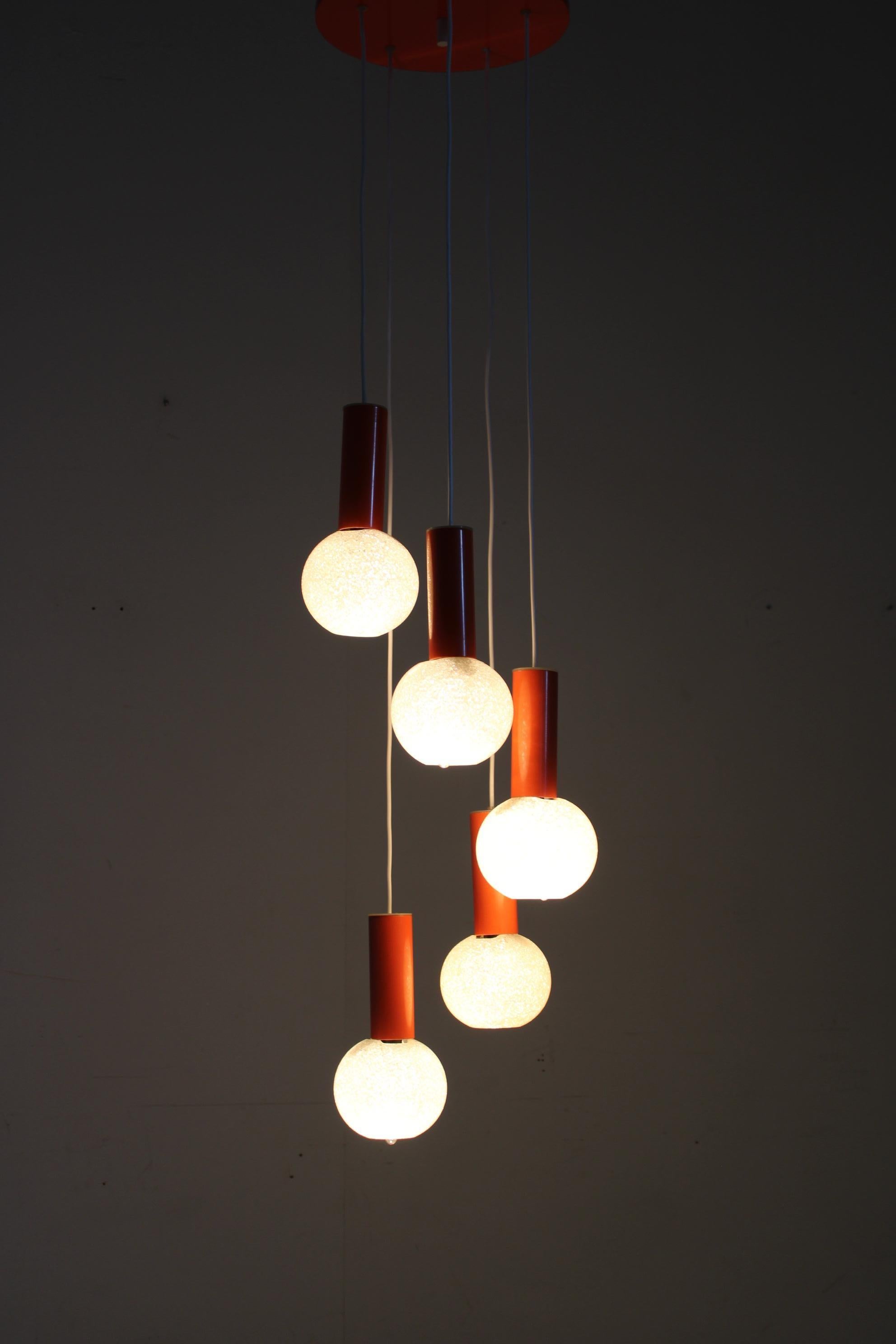 Lampadario a cascata anni '70 con paralumi in plastica, Cecoslovacchia- in vendita 3