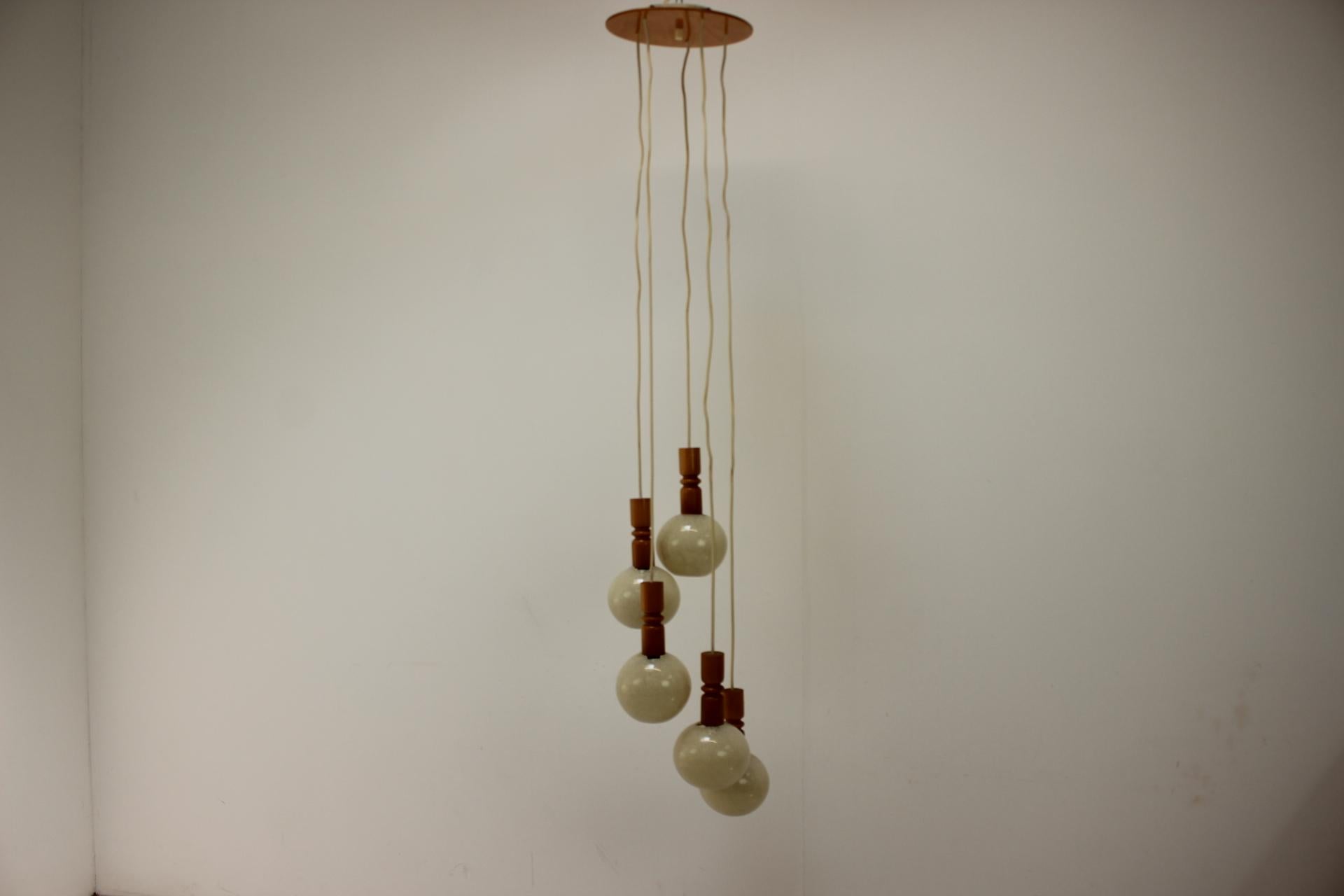 Lampadario a cascata anni '70 con paralumi in plastica, Cecoslovacchia in vendita 3
