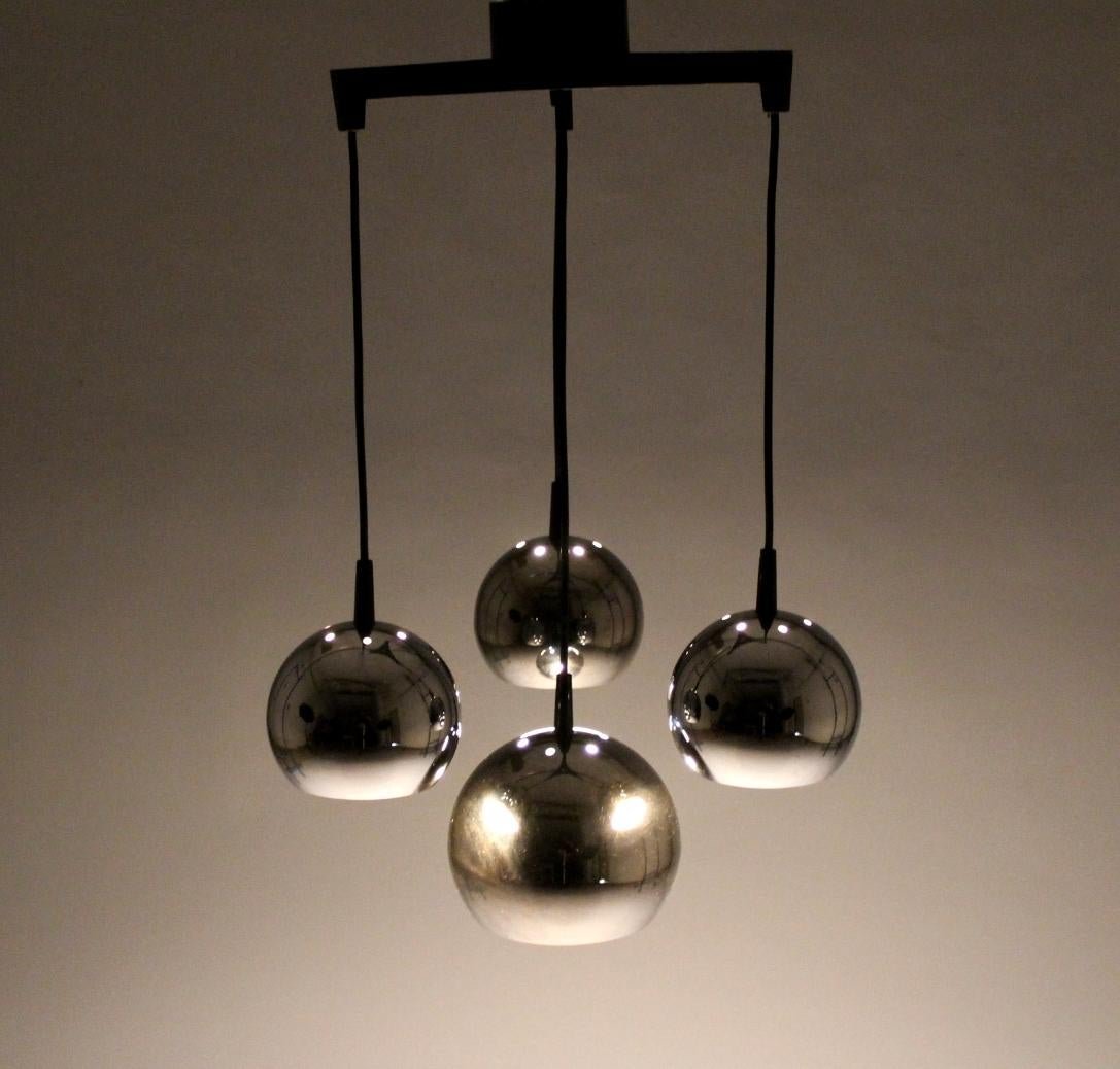 Cascade pendant light with 4 metal balls from the 1970s. Adjustable length of the balls. Very good condition.
Measures: Diameter of balls 14 cm, 18 cm.