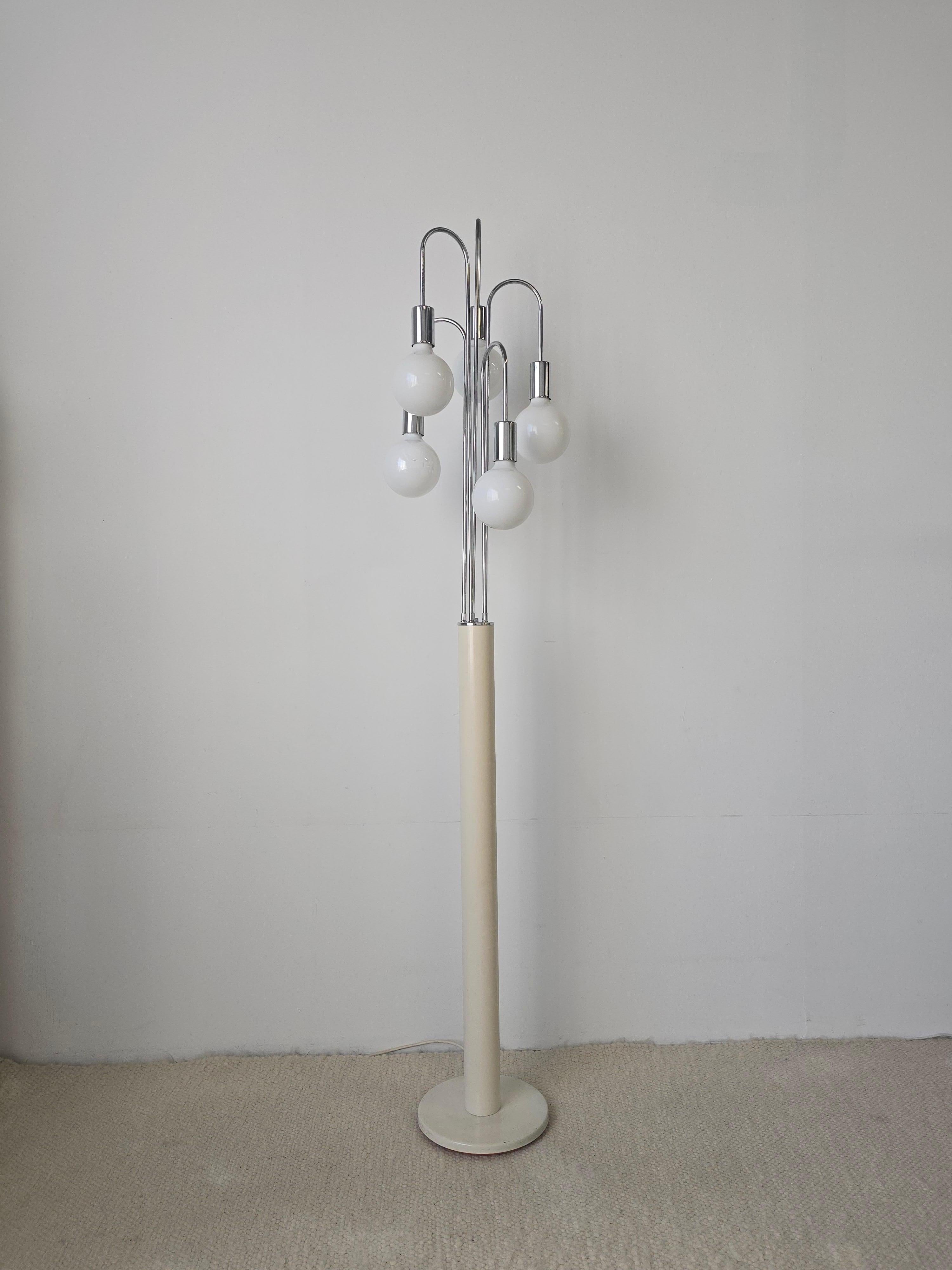Stunning chrome cascading waterfall floor lamp attributed to Robert Sonneman. It was made in the 1970s. This floor lamp has a gorgeous waterfall form that features five lights of varying heights. Each chrome light can be adjusted to desired