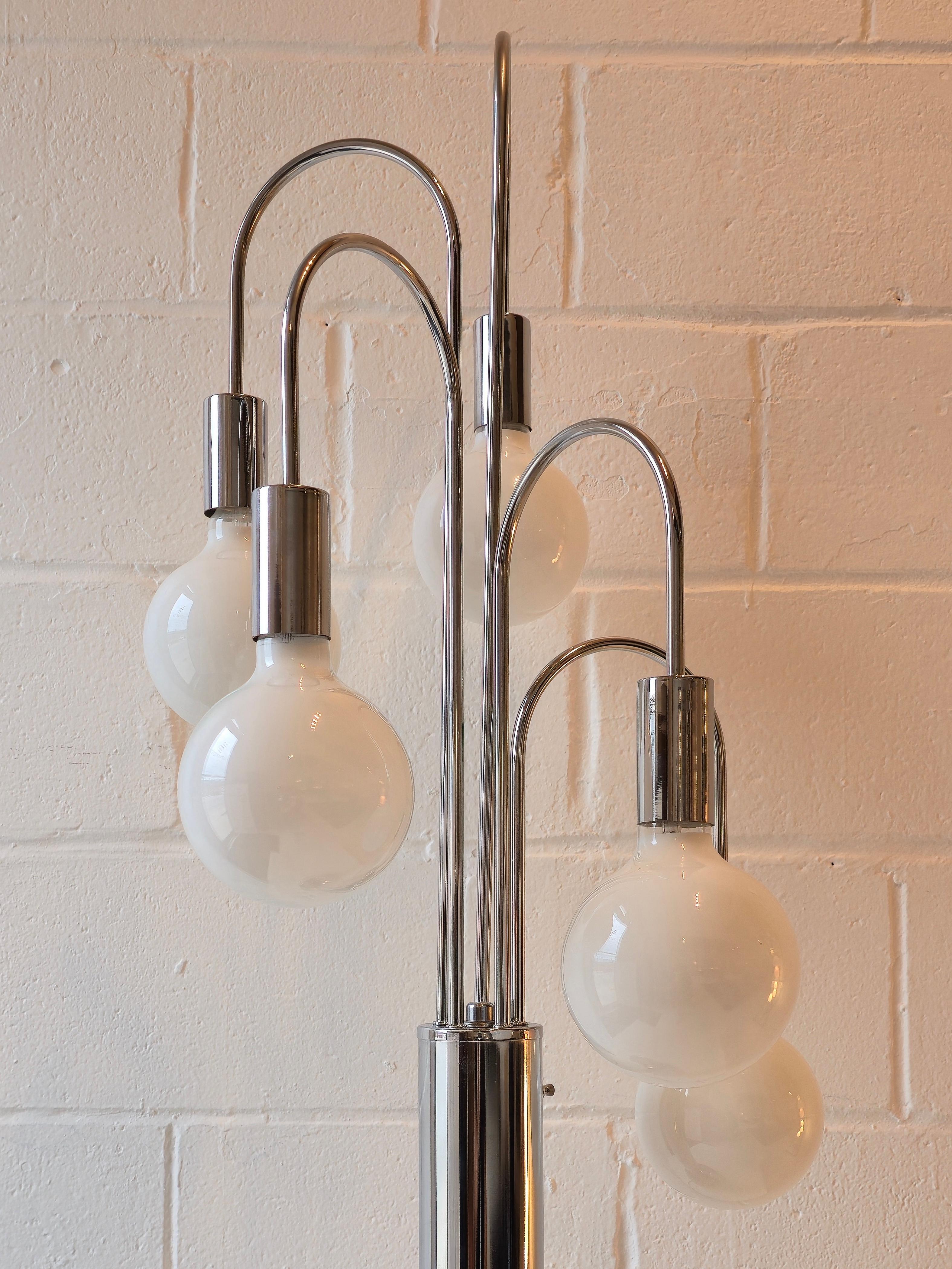 1970s Cascading Chrome Waterfall Large Table Lamp In Good Condition For Sale In Toronto, ON