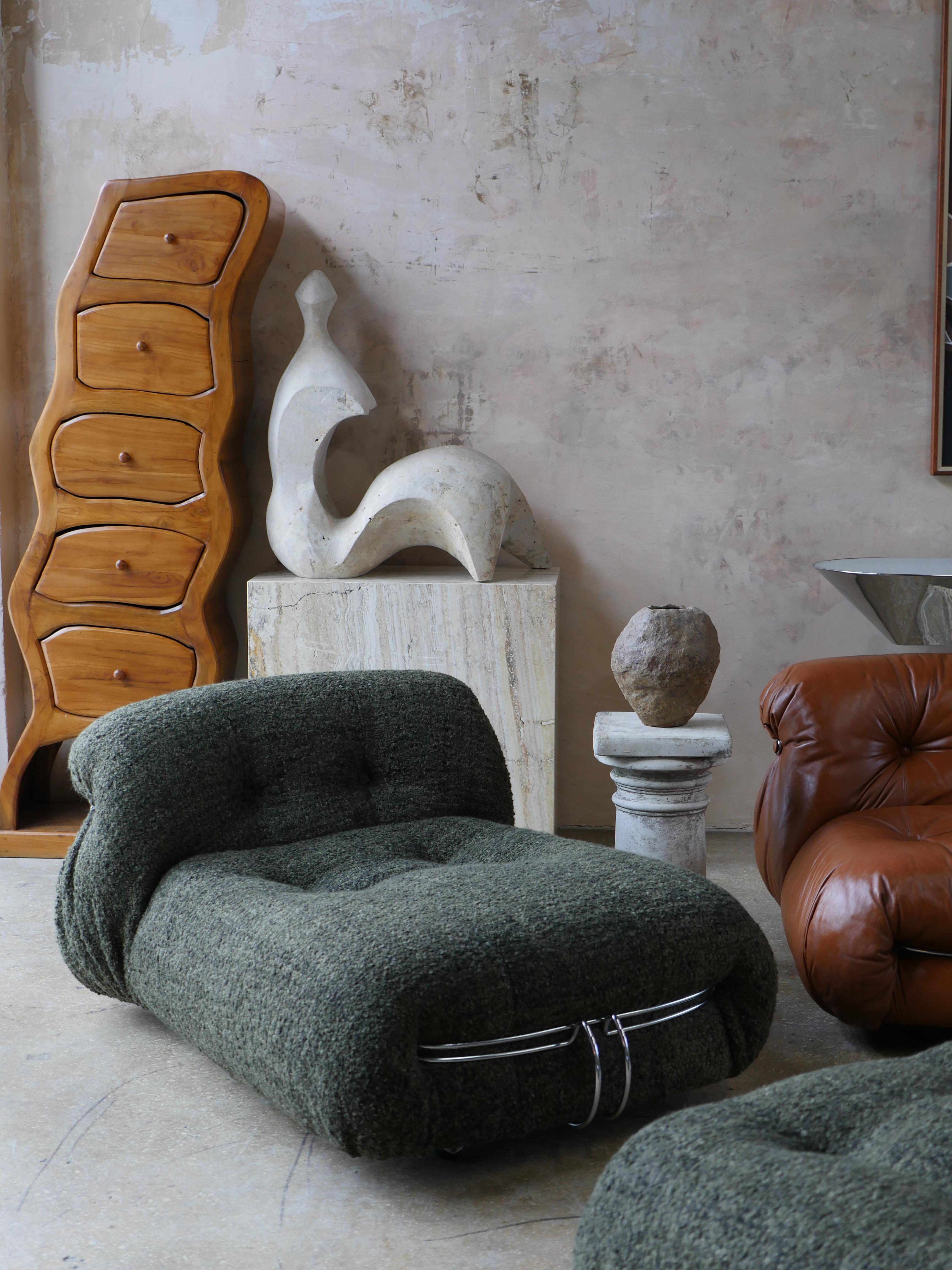 Chaise longue vintage Soriana conçue par Afra et Tobia Scarpa pour Cassina en 1969. Cette chaise emblématique a été magnifiquement recouverte d'un luxueux tissu vert sauge Rosemary Halgarten, composé d'un mélange de 50 % de laine et de 50 %