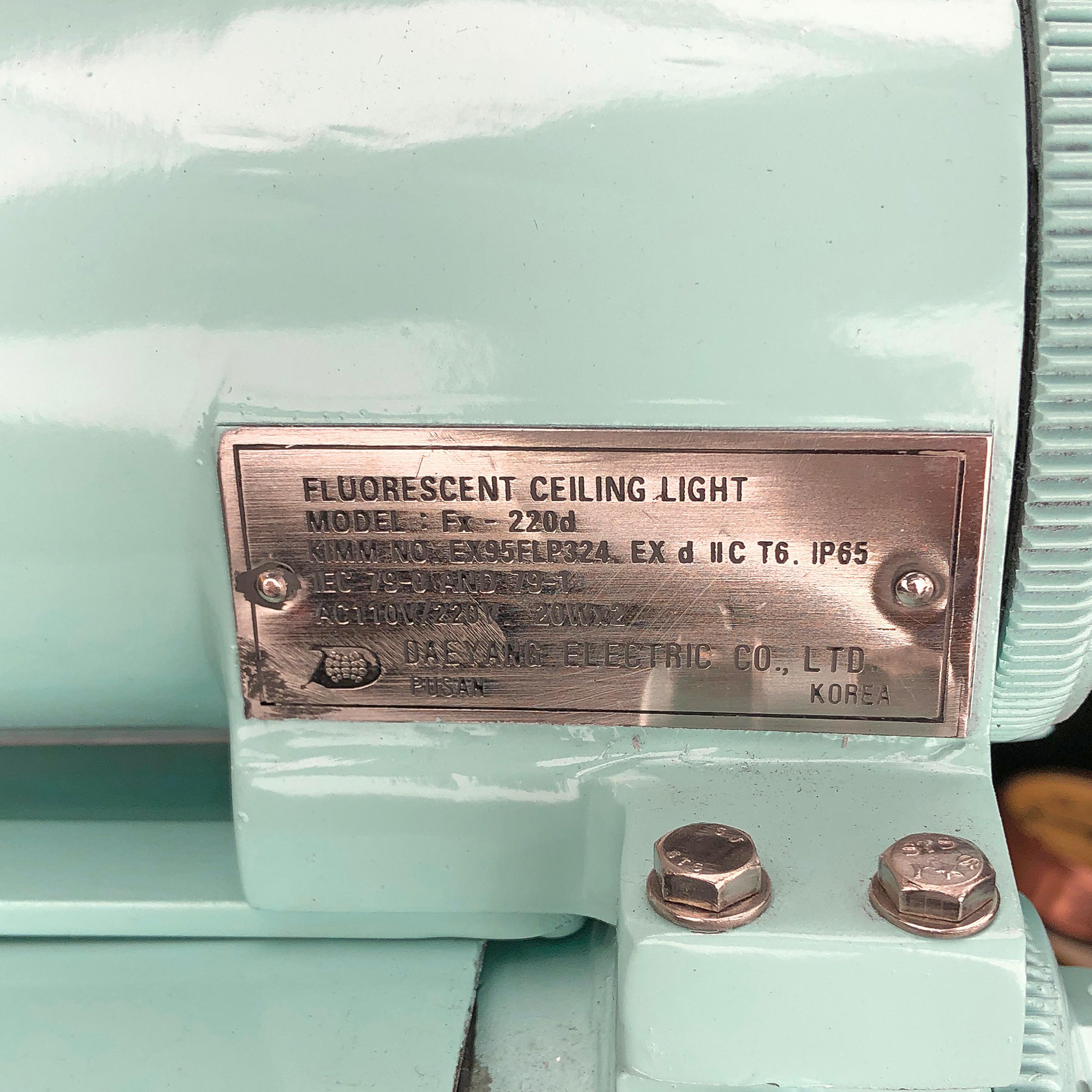 1970er Jahre Gussaluminium, Messing und Glas Industrielle flammensichere LED-Streifenleuchte im Angebot 7