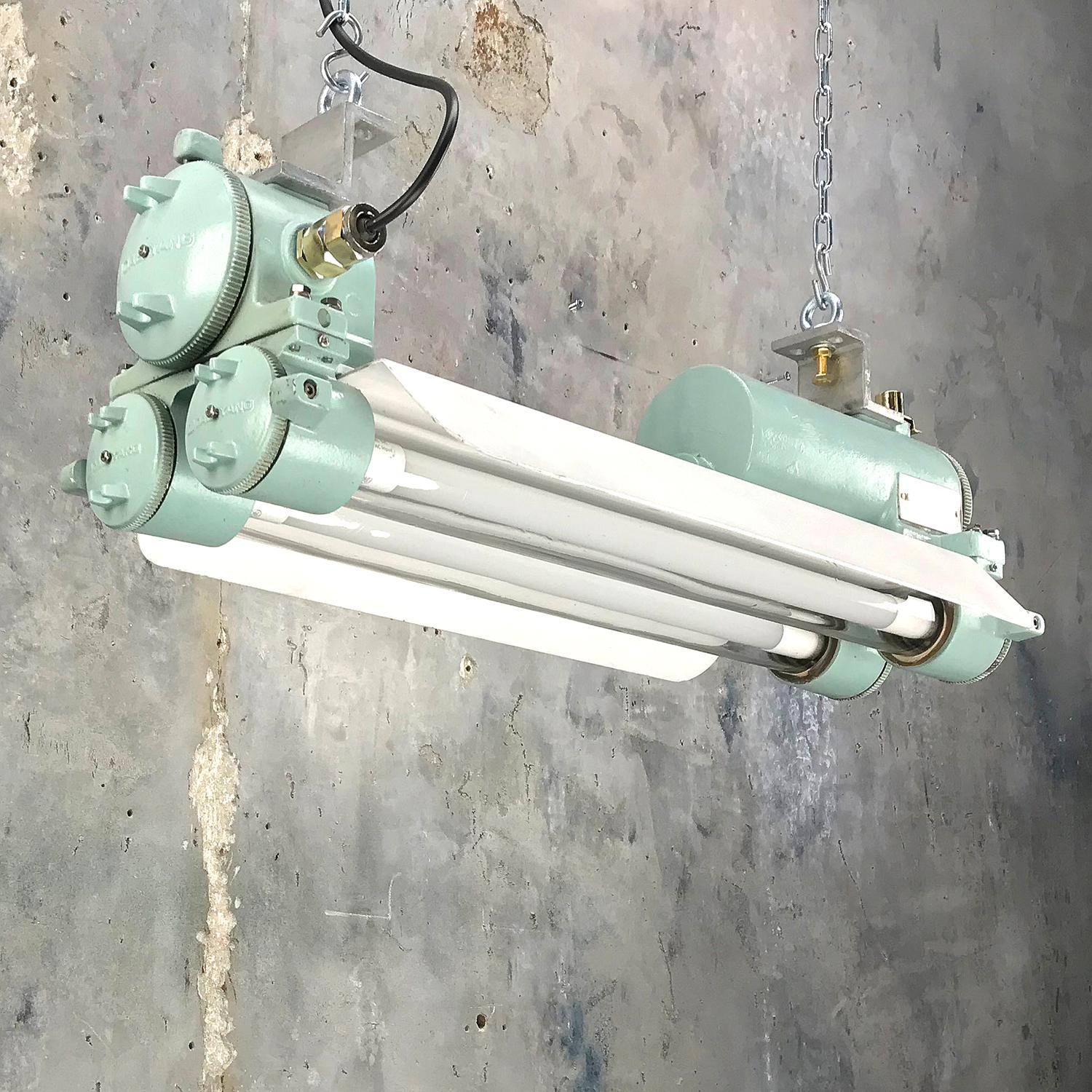 20ième siècle Lampe à bande LED industrielle en forme de flamme, en aluminium coulé, laiton et verre, années 1970  en vente