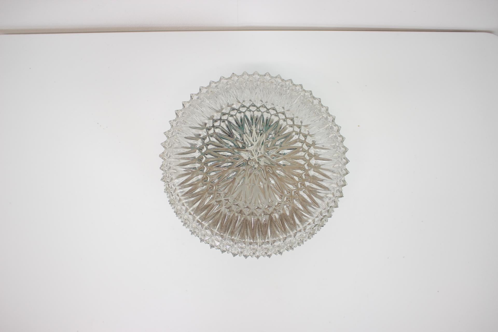 Runde Vintage-Deckenlampe aus den 1970er Jahren, in  ehemalige Tschechoslowakei.
Hergestellt aus Metall und Glas.
Aufpoliert, gereinigt, mit geringen Gebrauchsspuren.
Vollständig funktionsfähig.