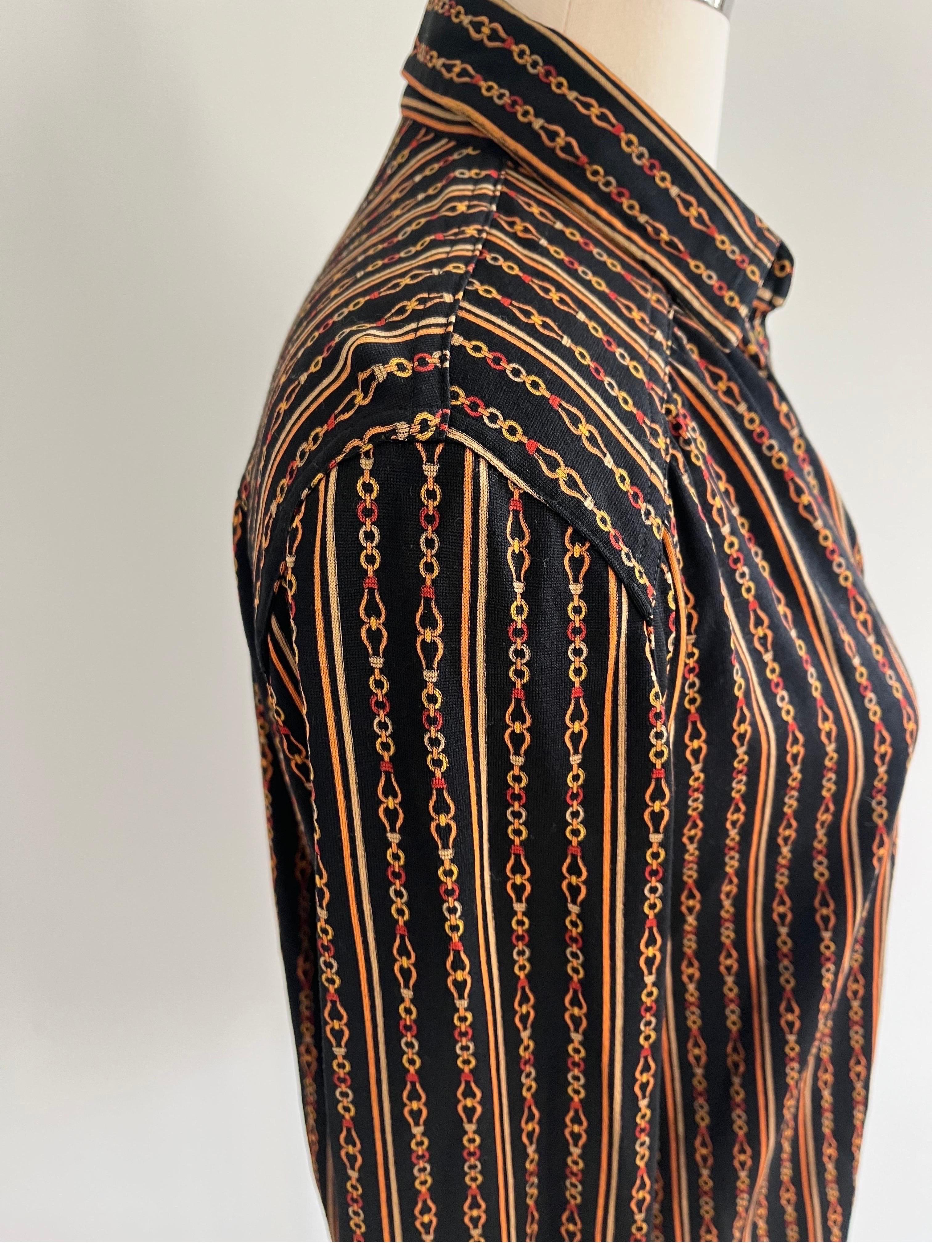 Celine 70er Jahre Button Down aus dünner Wolle mit vertikalen Linien des klassischen Celine-Kettenmusters auf schwarzem Hintergrund. Celine