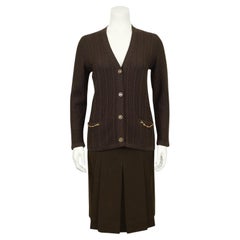 1970s Celine Chocolate Brown Ensemble cardigan en laine et jupe en gabardine