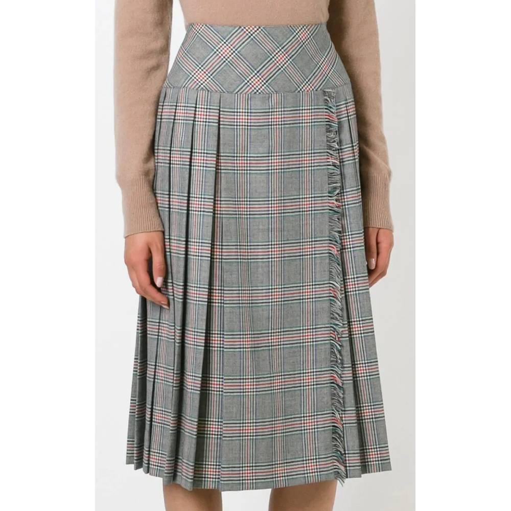 Céline midi skirt with gray, black and red Prince of Wales pattern, with high waist, side and back folds, lacing with golden buttons and fringed hem.

Years: 70s

Made in France

Size: 38 FR

Linear measures

Height: 70 cm
Waist: 35 cm
Hips: 45 cm