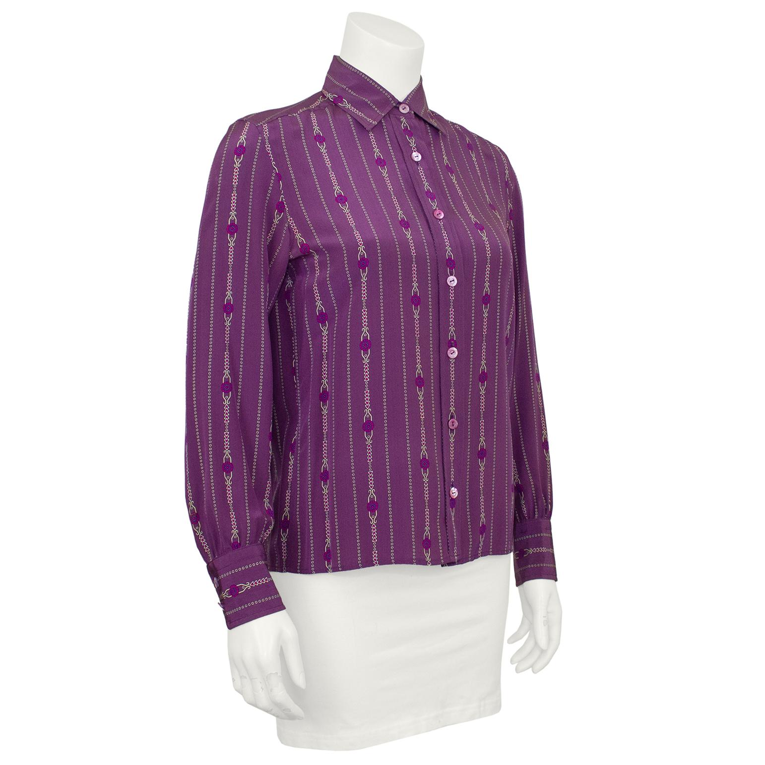 Magnifique blouse en soie de Celine datant des années 1970. La blouse violette est ornée d'un imprimé unique de chaînes en crème et en magenta. Boutons sur le devant. En excellent état, taille US 2/4, marqué FR 38

Épaule 15