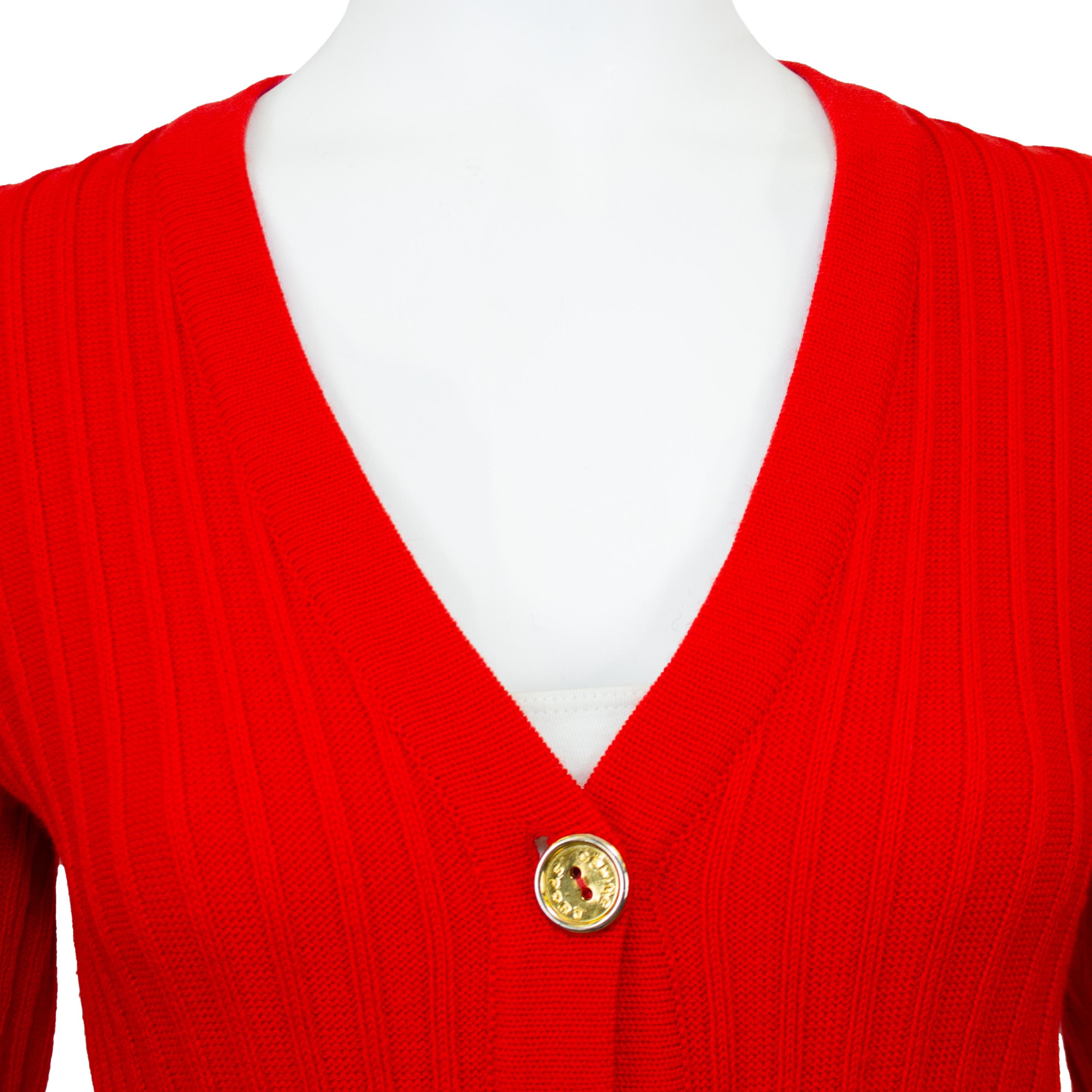 Celine Cardigan en maille de laine rouge avec chaînes, années 1970 Bon état - En vente à Toronto, Ontario