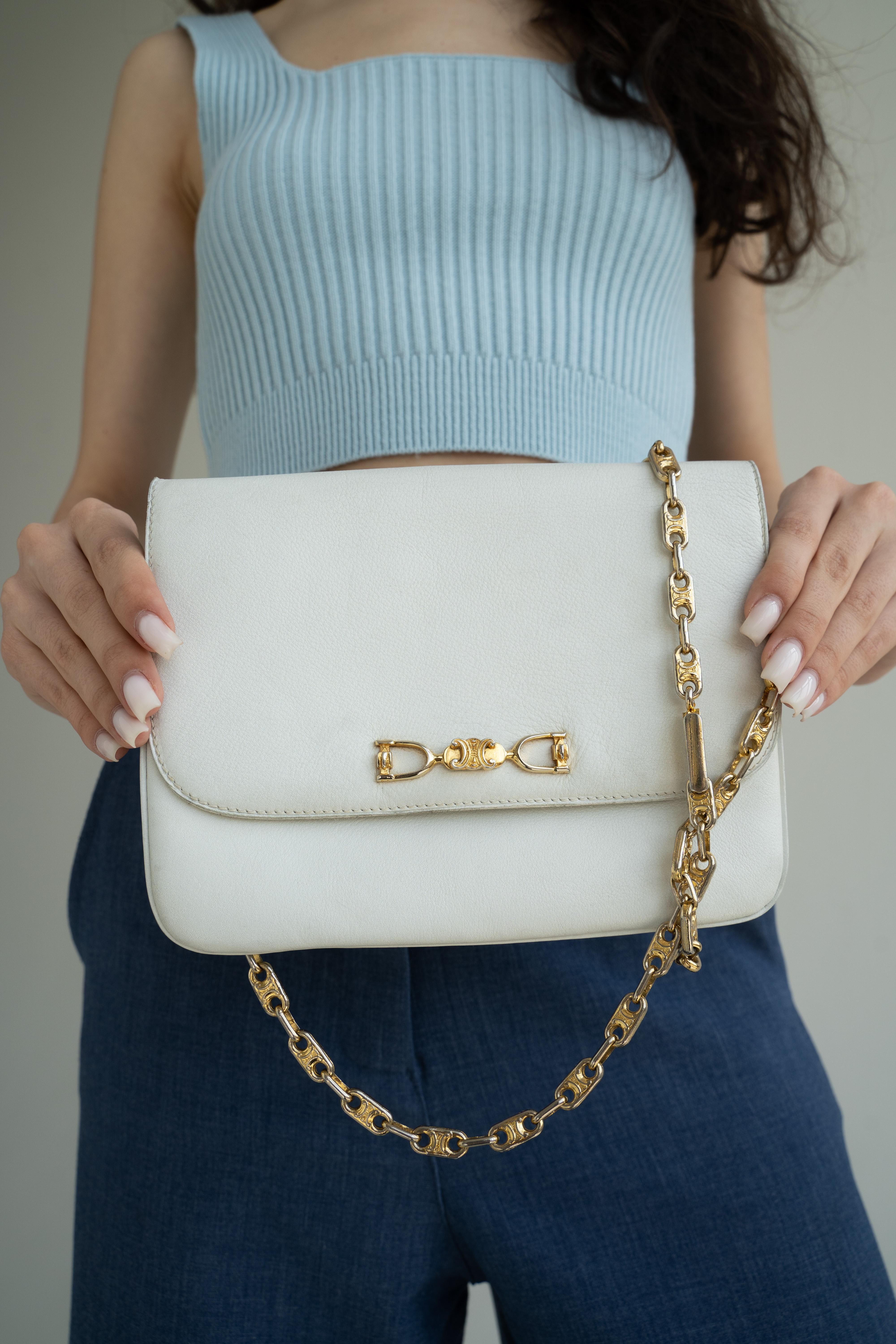 Sac à bandoulière en cuir Vintage de Celine (années 1970)

Sac Vintage et très rare de Celine. Vers la fin des années 1970.
Fabriqué en cuir blanc véritable, garnitures en métal doré.

Il convient de noter tout particulièrement la chaîne, toute en