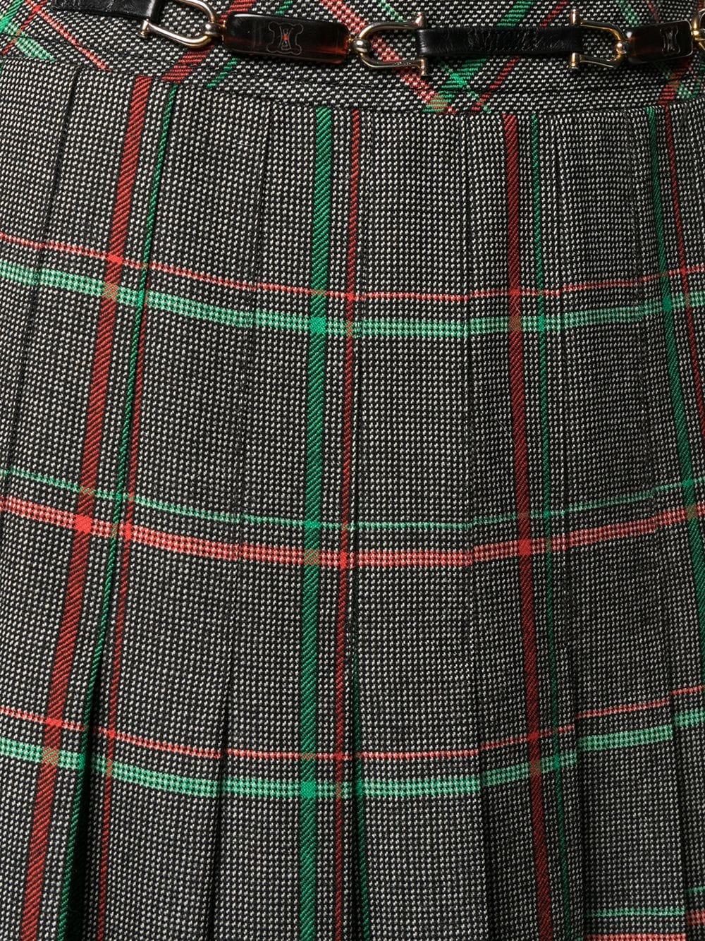 Celine wool pleated check skirt featuring multicolour check pattern, knife-pleat design, high-waisted and belted waist with iconic leather detail.
100% wool
Estimated size 38fr/US6 /UK10
In Good Vintage Condition. Made in France
We guarantee you